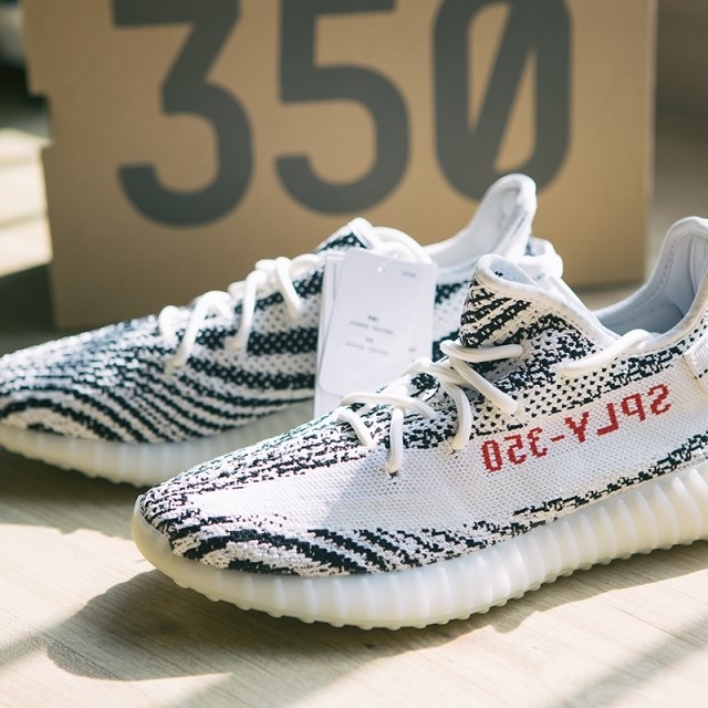 Adidas Yeezy Boost 350 V2 Zebra 2022/2023 착용 스타일