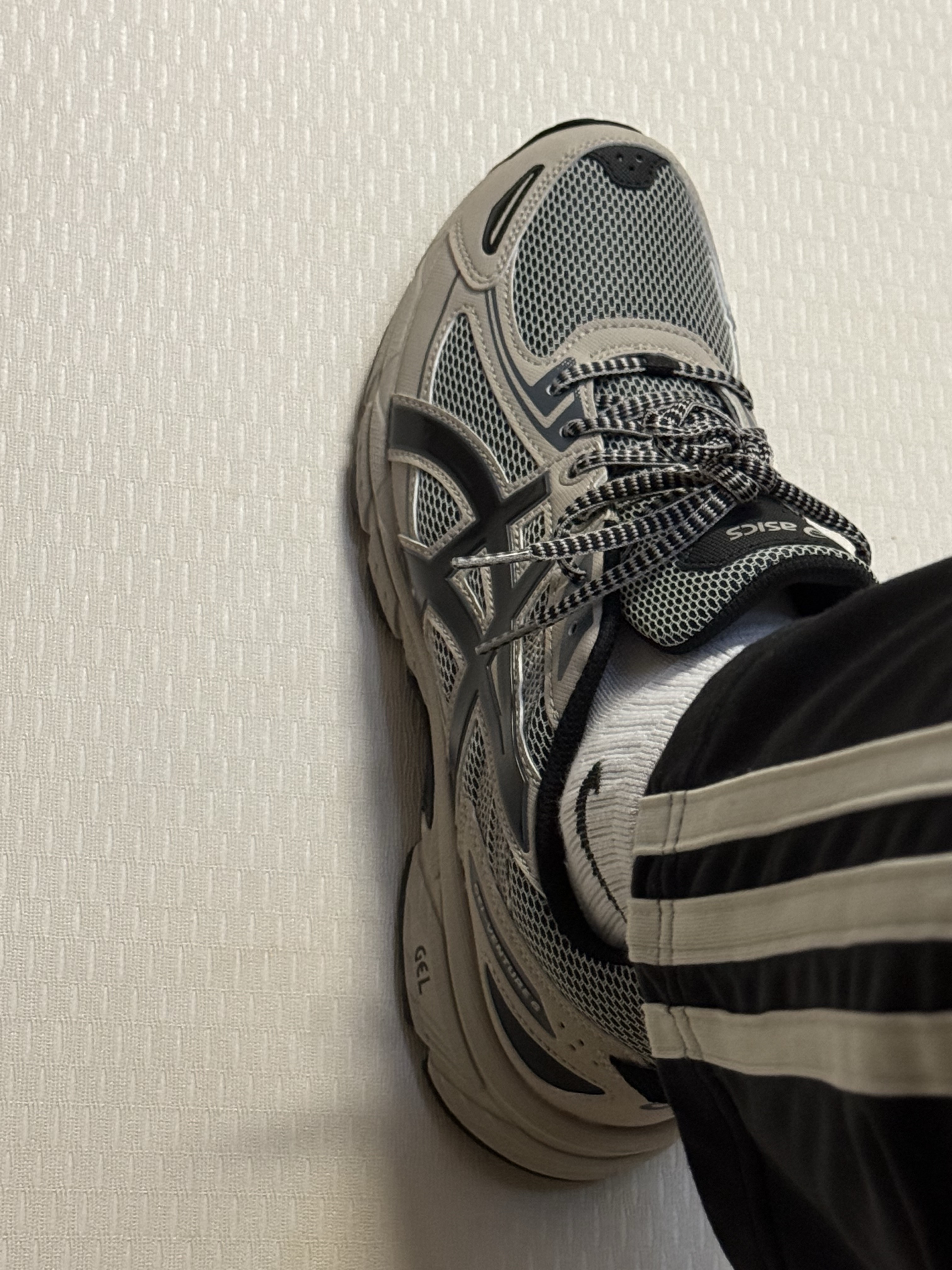 Asics Gel-Venture 6 Feather Grey Black 착용 스타일