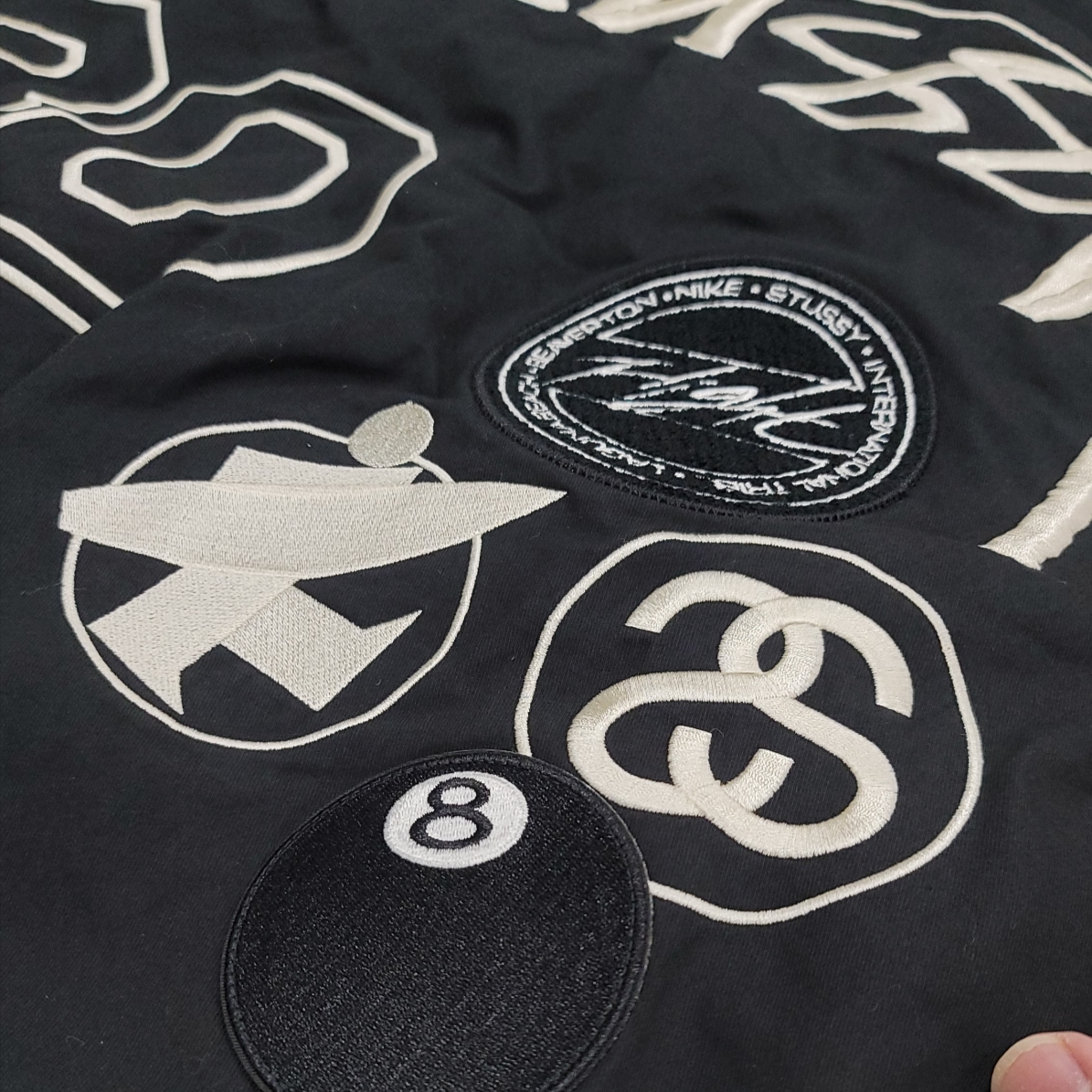 Nike x Stussy Reversible Jacket Black (FJ9153-010), IAB Studio Tokyo T-Shirt White 착용 스타일 - 2