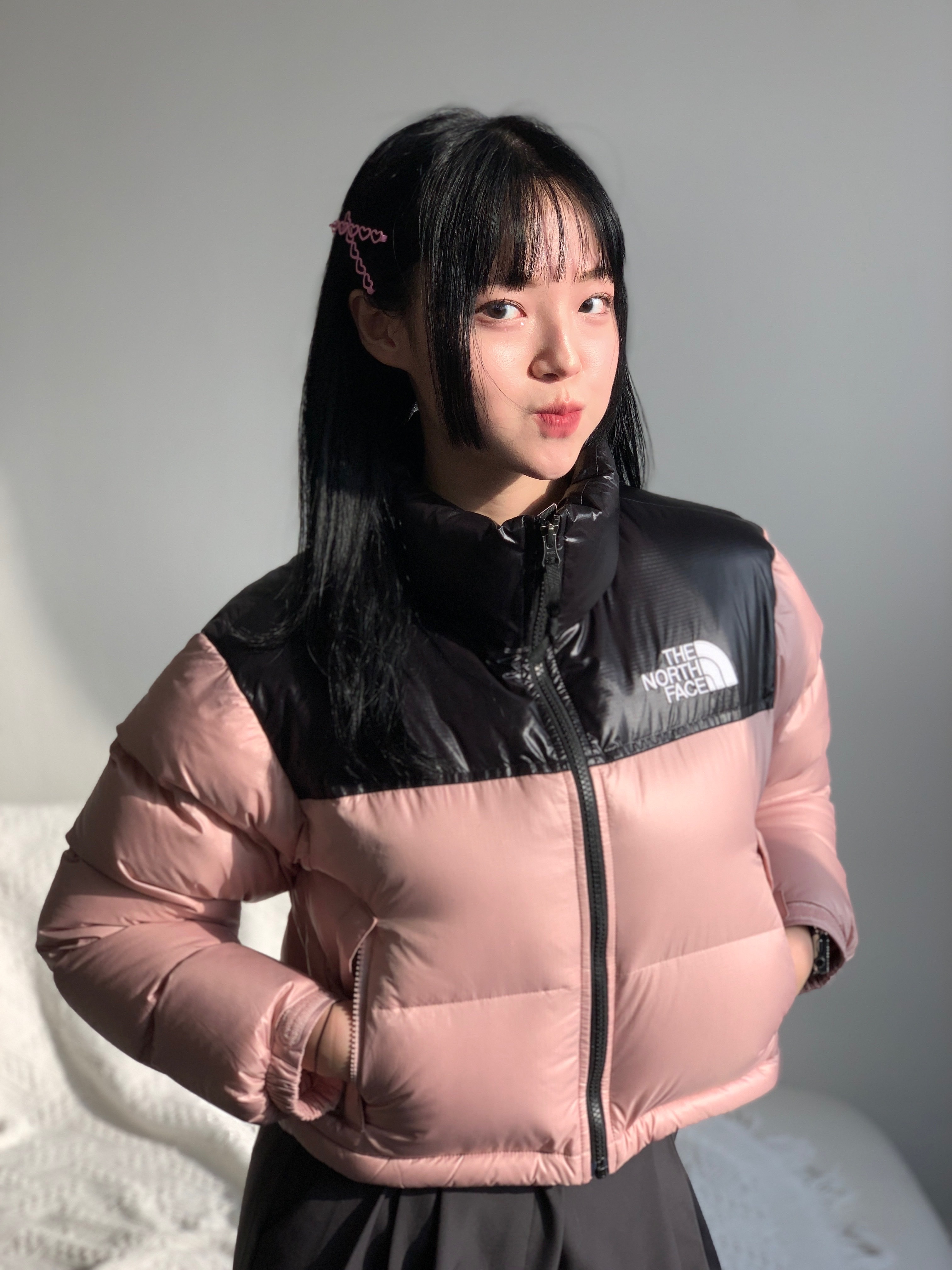 (W) 노스페이스 눕시 숏 자켓 파스텔 핑크, (W) 노스페이스 화이트 라벨 노벨티 눕시 다운 자켓 SE 핑크 착용 스타일 - 1