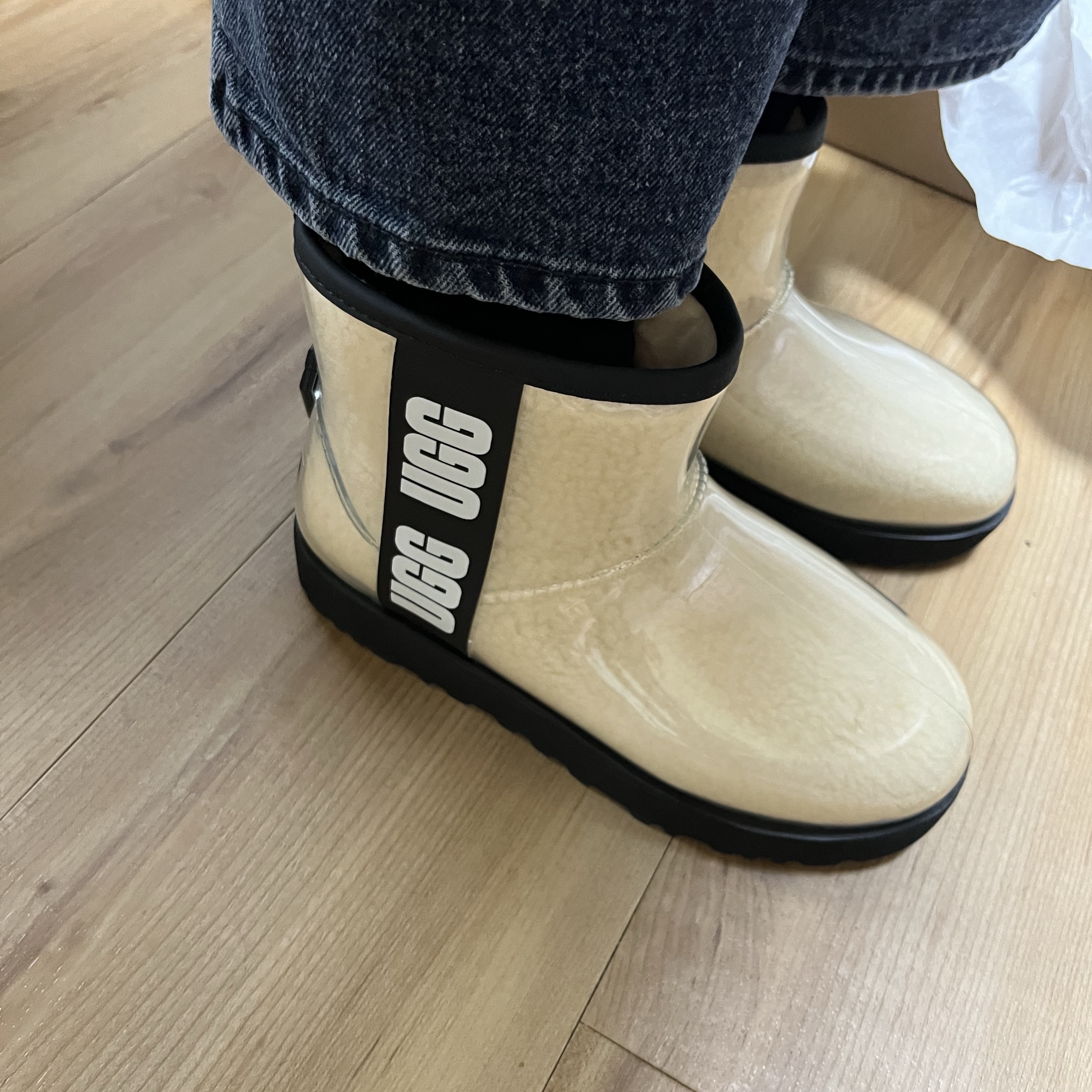 (W) UGG Classic Clear Mini Boots Natural Black 착용 스타일 - 3