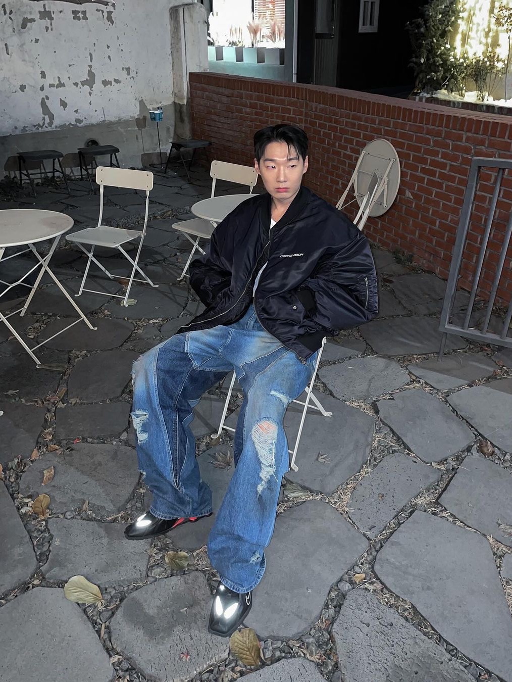 씨비전 바이 씨에스씨 비전 디스트레스드 데님 팬츠 워시드 블루 착용 스타일 - 1