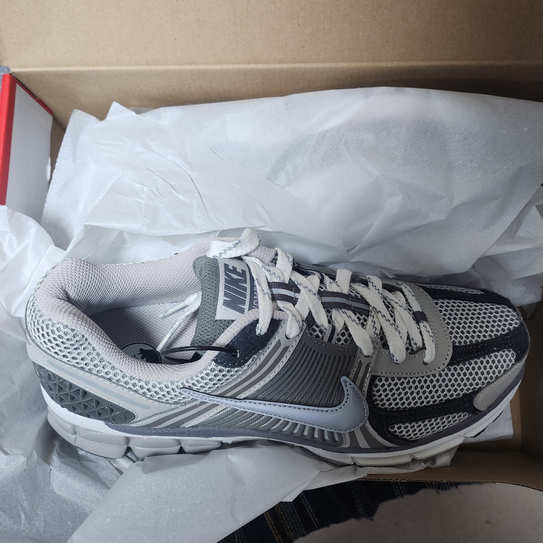 Nike Zoom Vomero 5 PRM Light Iron Ore and Flat Fewter 착용 스타일 - 2