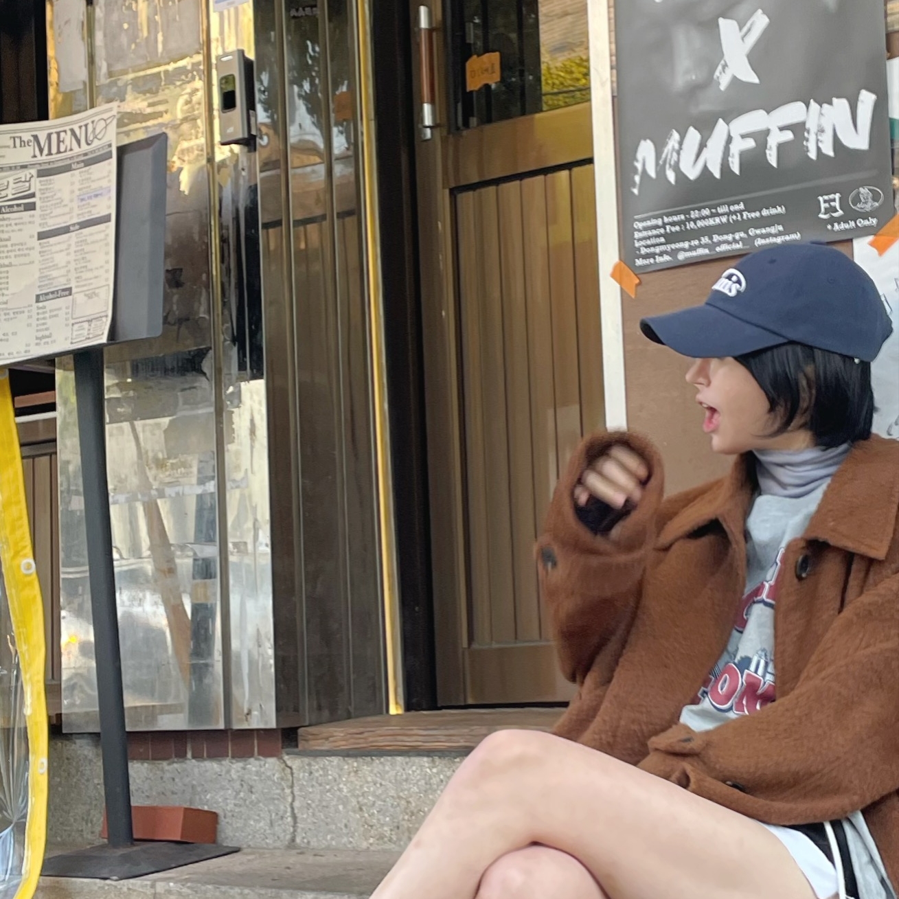 미우 미우 원더 마테라쎄 나파 레더 미니 호보백 세이지 그린, 샤넬 22 백팩 카프스킨 & 실버 메탈 블랙 착용 스타일 - 4