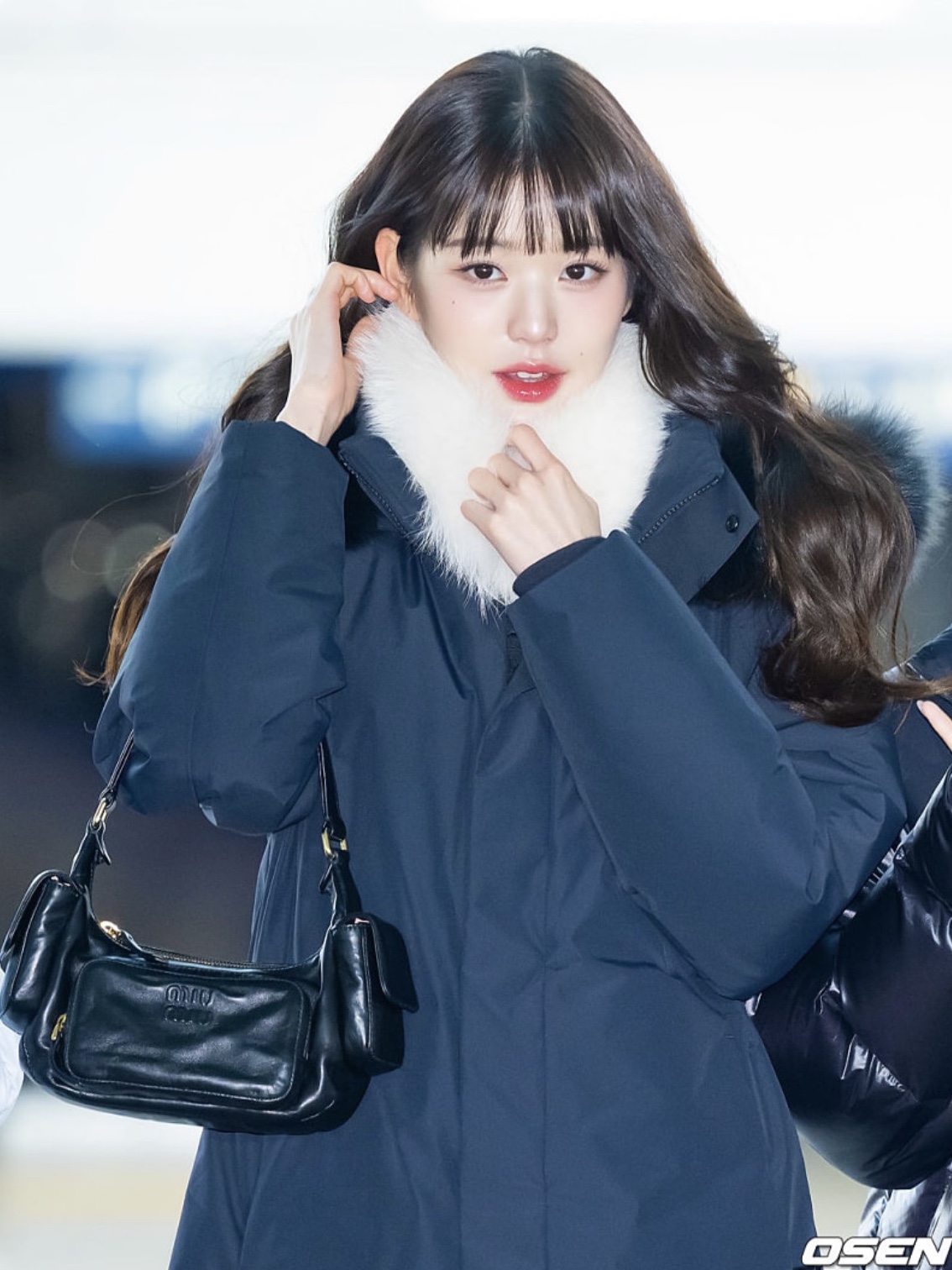 Miu Miu Nappa Leather Hobo Bag Black 착용 스타일