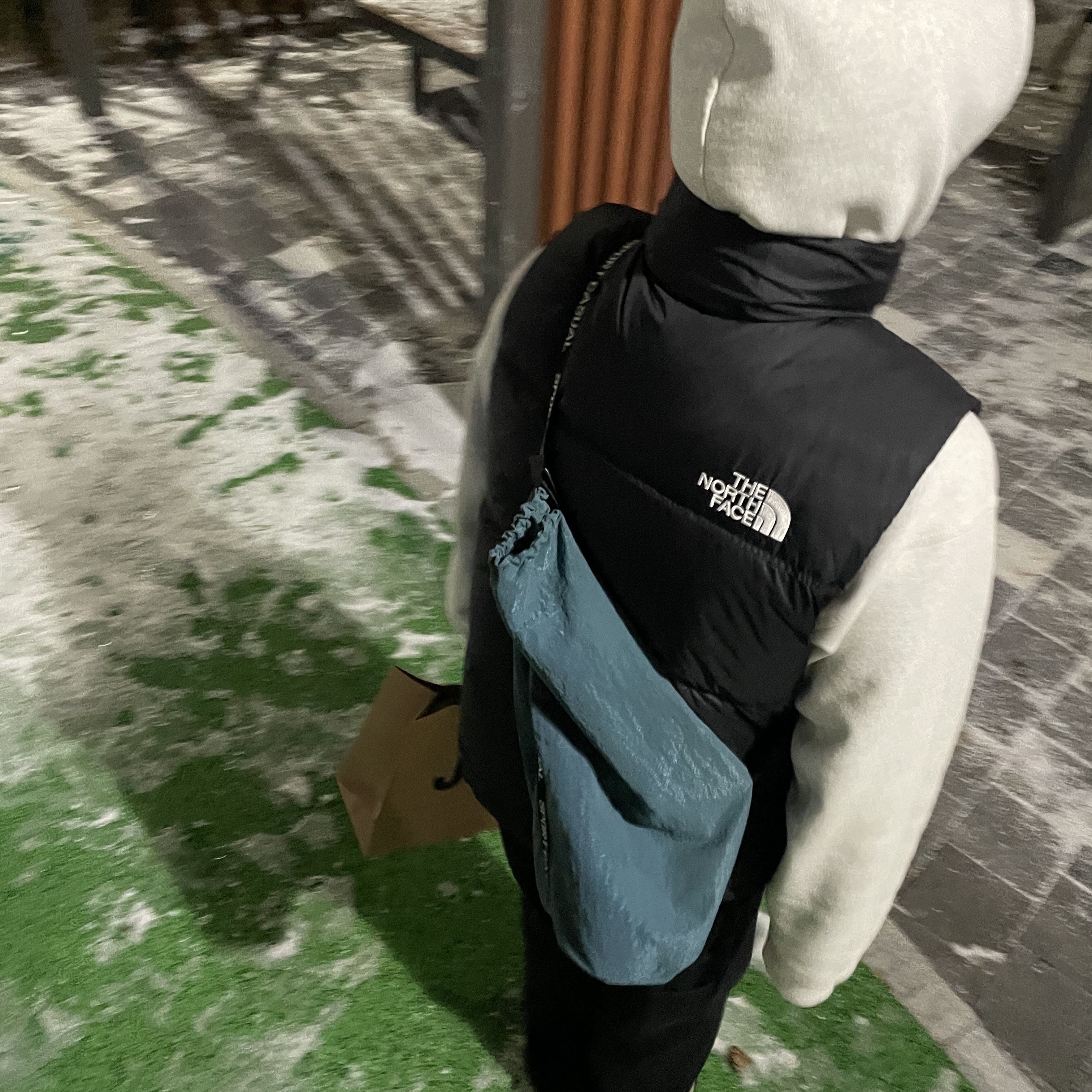The North Face 1996 Retro Nuptse Vest Black 착용 스타일 - 3