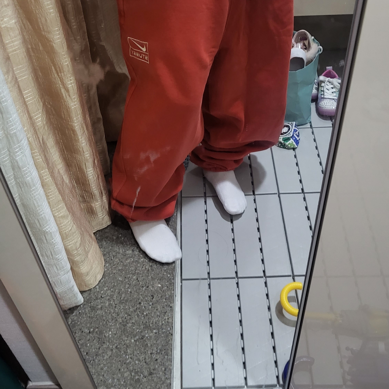 Nike x Stussy Pigment Dyed Fleece Pants Habanero Red (FJ9157-642) 착용 스타일