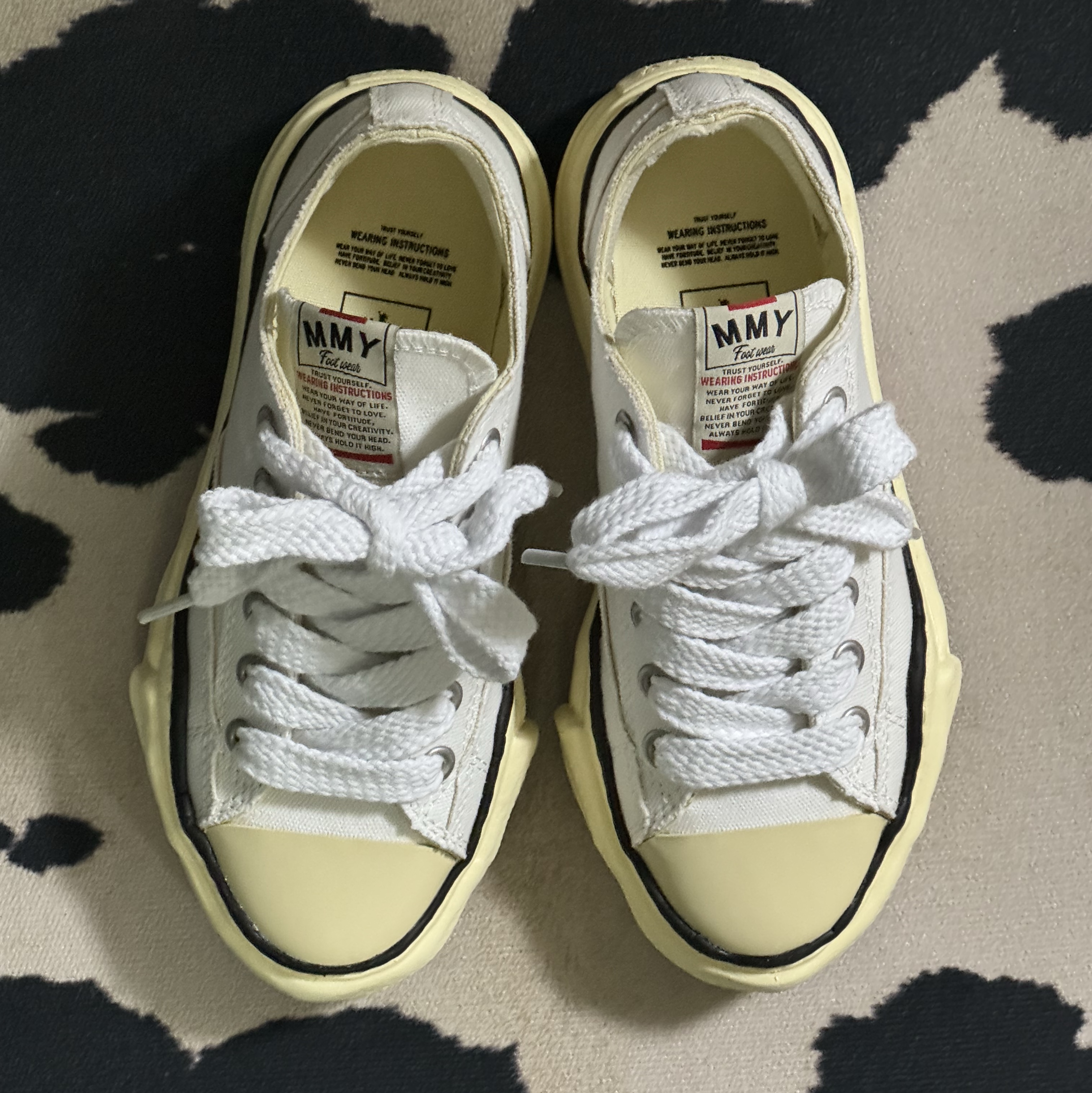 Maison Mihara Yasuhiro Peterson VL OG Sole Canvas Low-top Sneakers White 착용 스타일