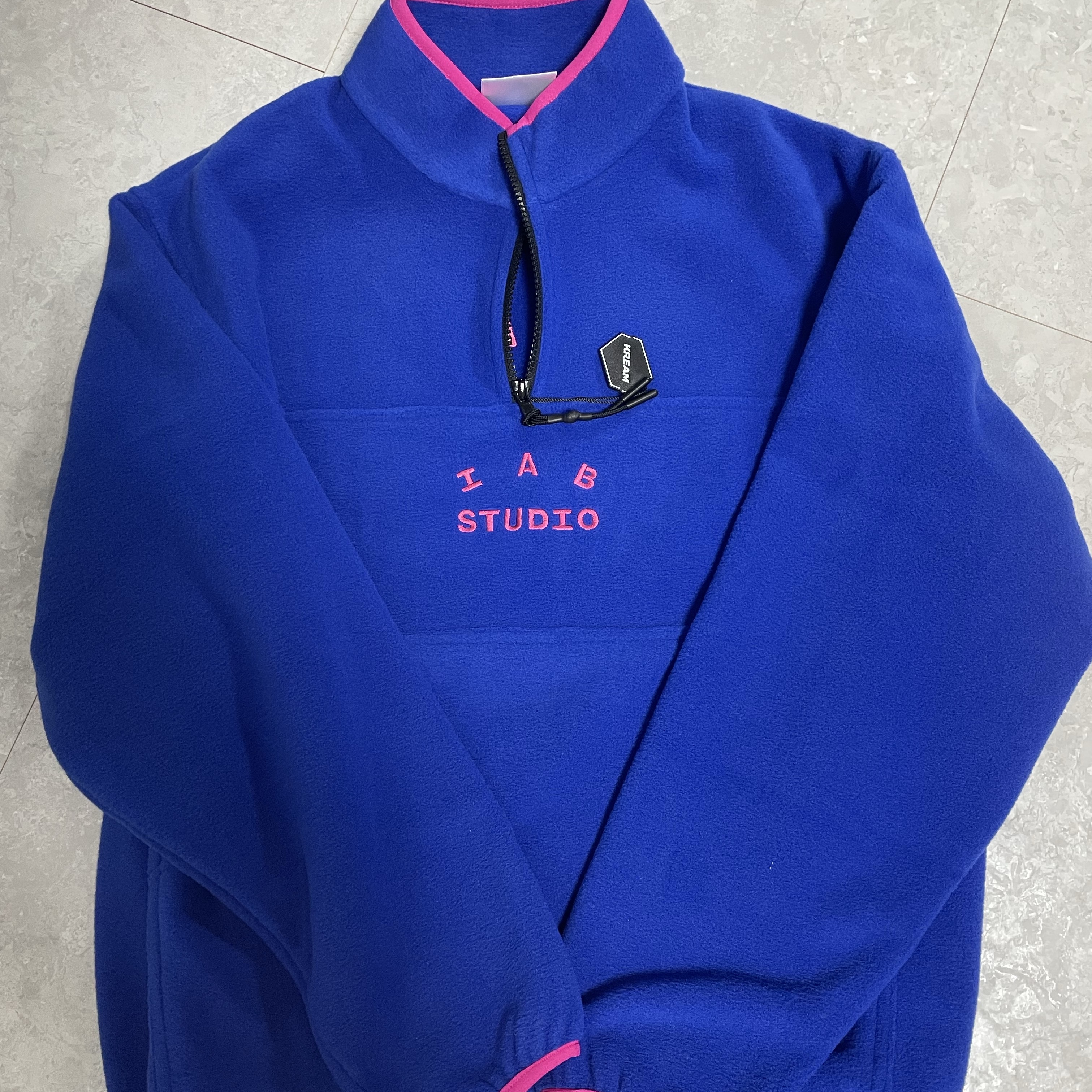 IAB Studio x Thor Fleece Blue Pink 착용 스타일