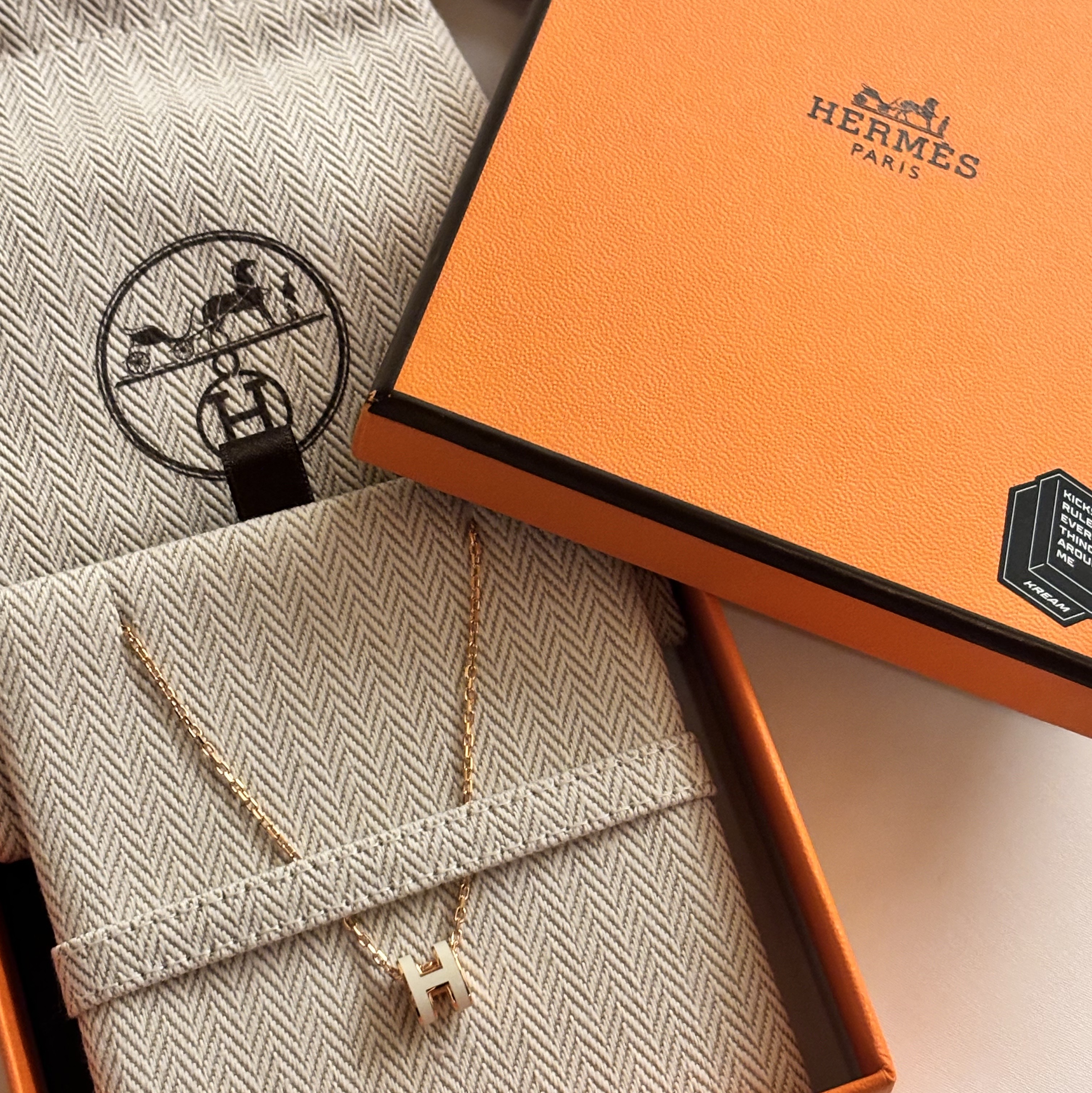 (W) Hermes Mini Pop H Pendant Rose Gold & Blanc 착용 스타일
