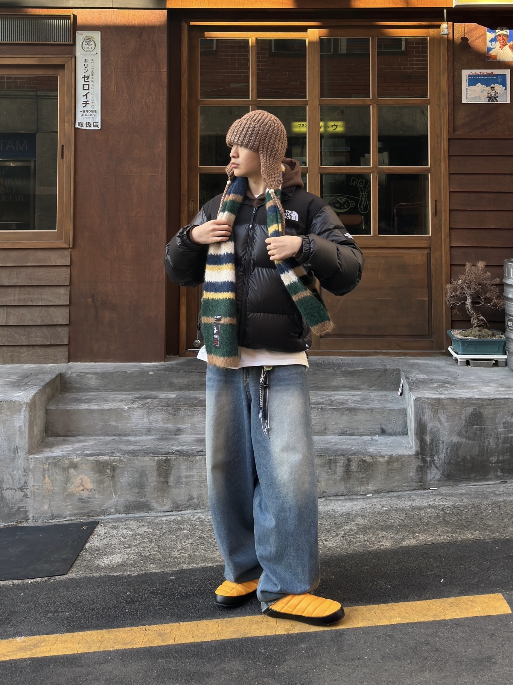 The North Face Thermoball Traction Mule V Summit Gold 착용 스타일 - 5
