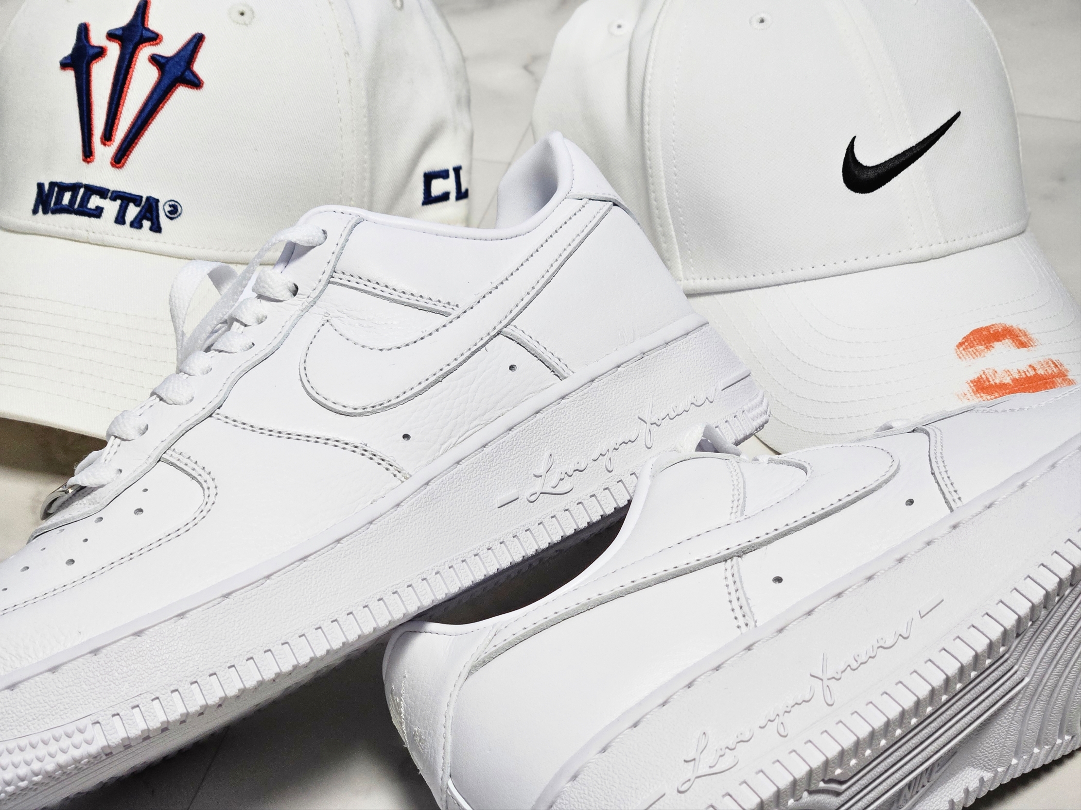 Nike x Drake Nocta Air Force 1 Low SP Certified Lover Boy White, Nike x Drake Nocta NRG LU L91 Cap White 착용 스타일 - 2