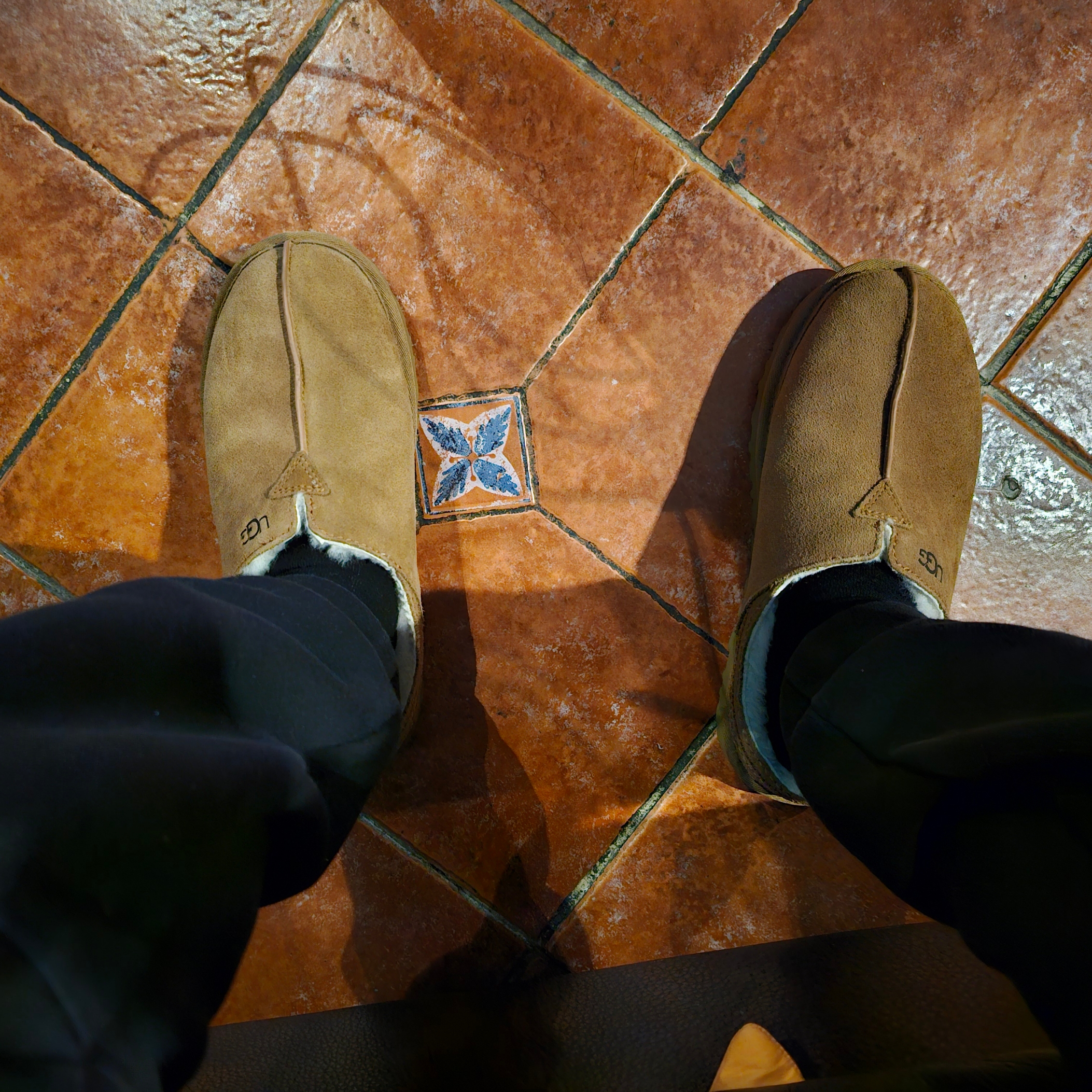 UGG Neuman Chestnut 착용 스타일 - 2