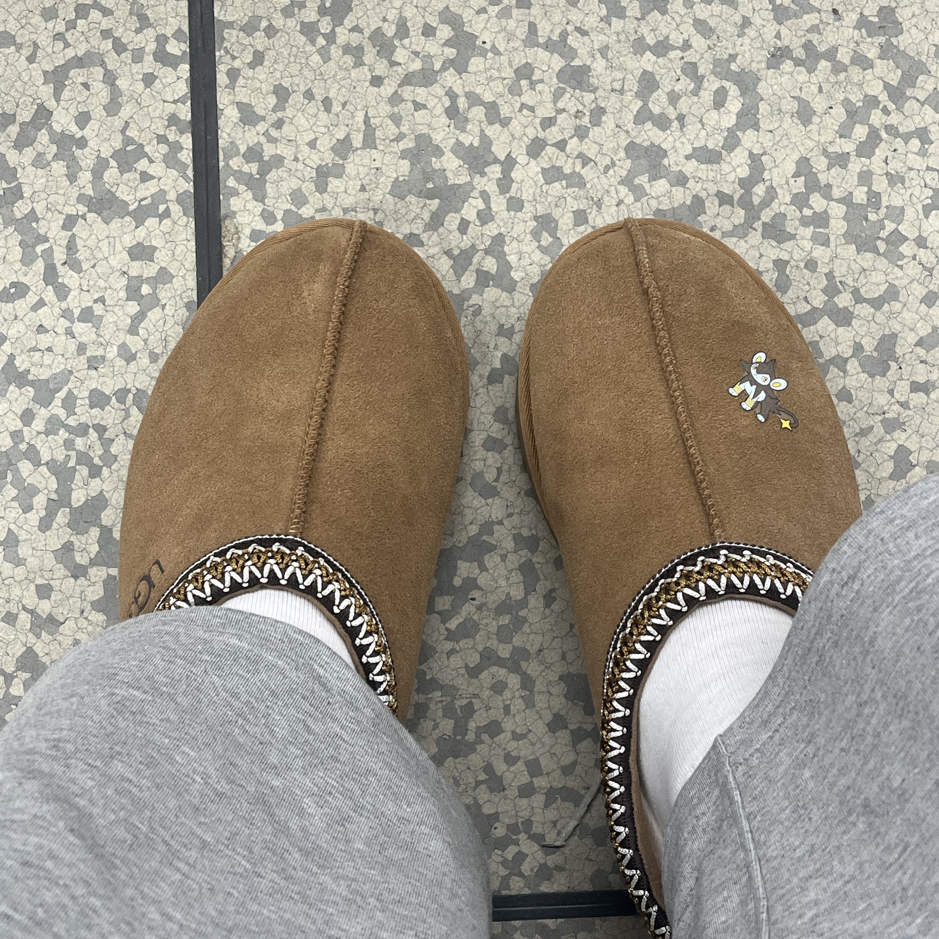 UGG Tasman Slipper Chestnut 착용 스타일