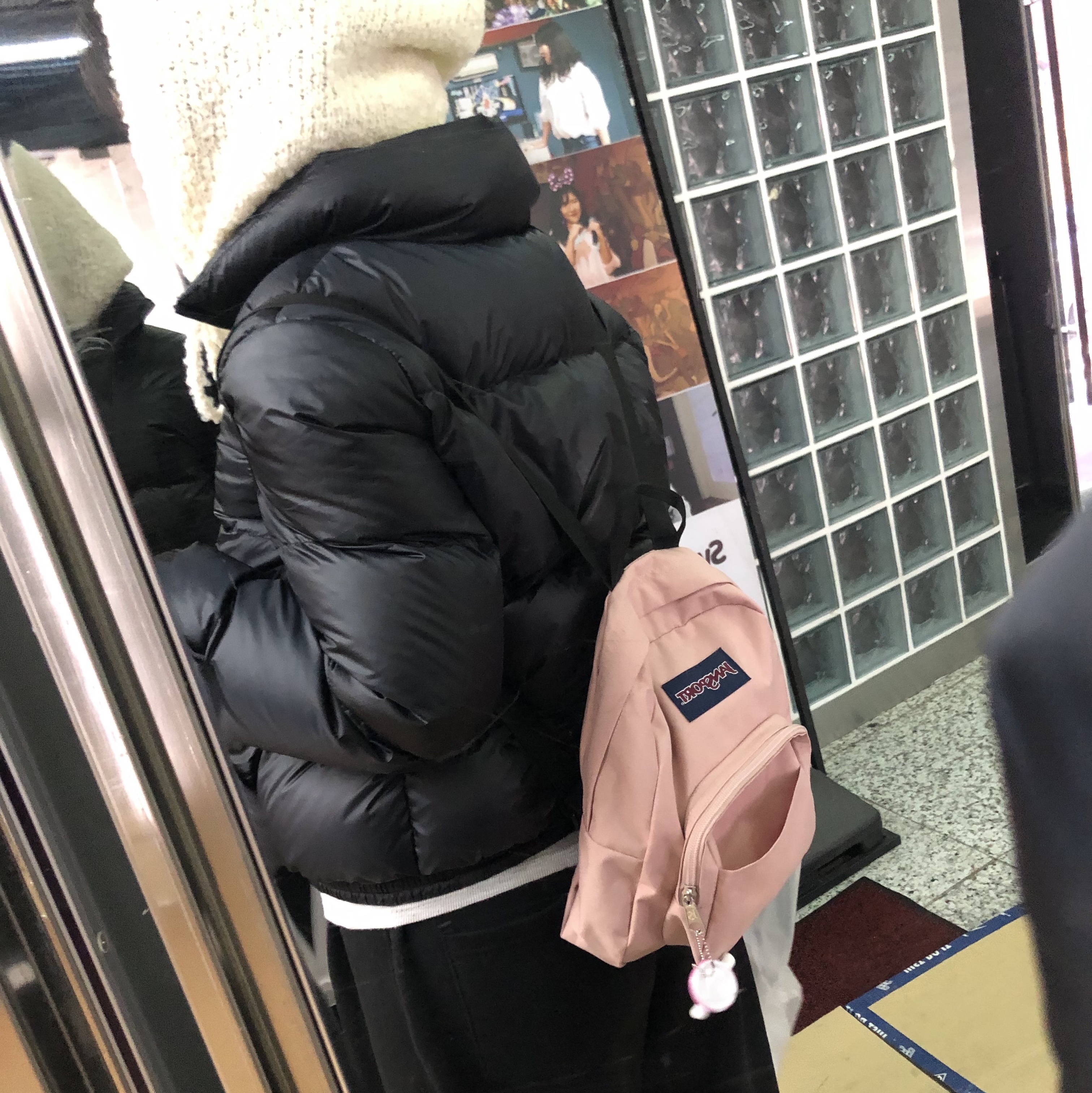 Jansport Half Pint Mini Backpack Misty Rose, [KREAM 단독] Safarispot Women 1/2 Basic Safari Down Jacket Black 착용 스타일 - 1