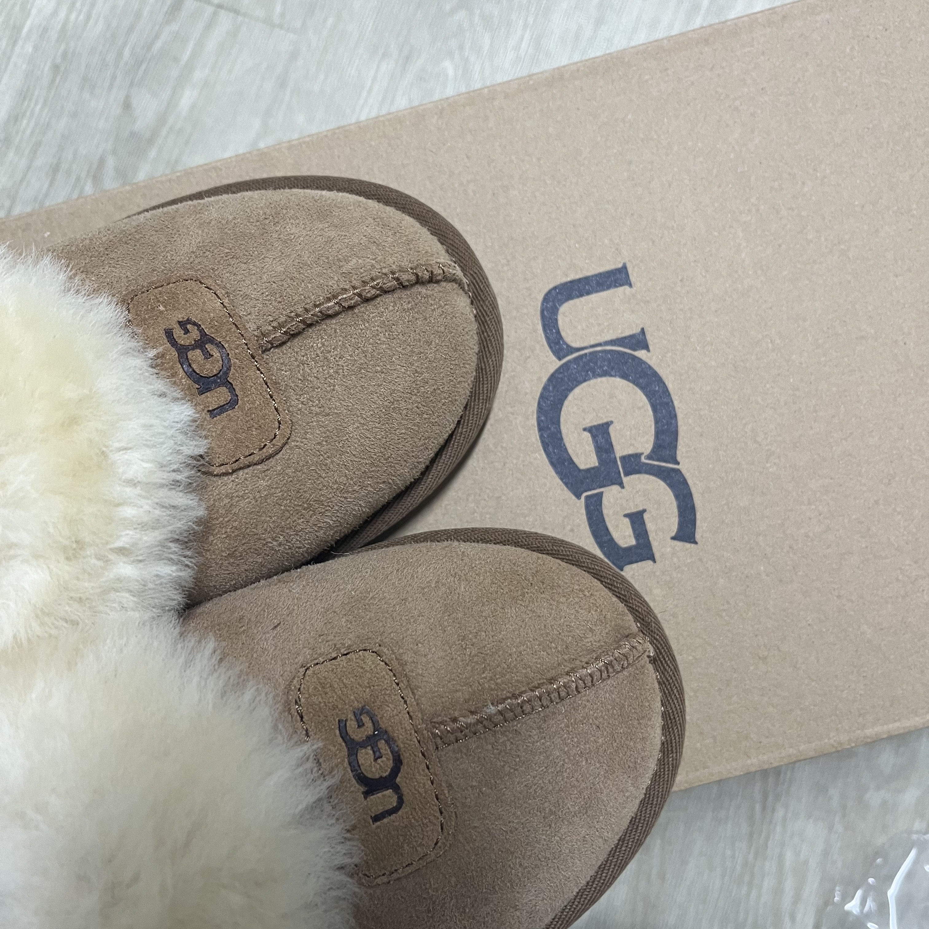 (W) UGG Coquette Slipper Chestnut 착용 스타일 - 1