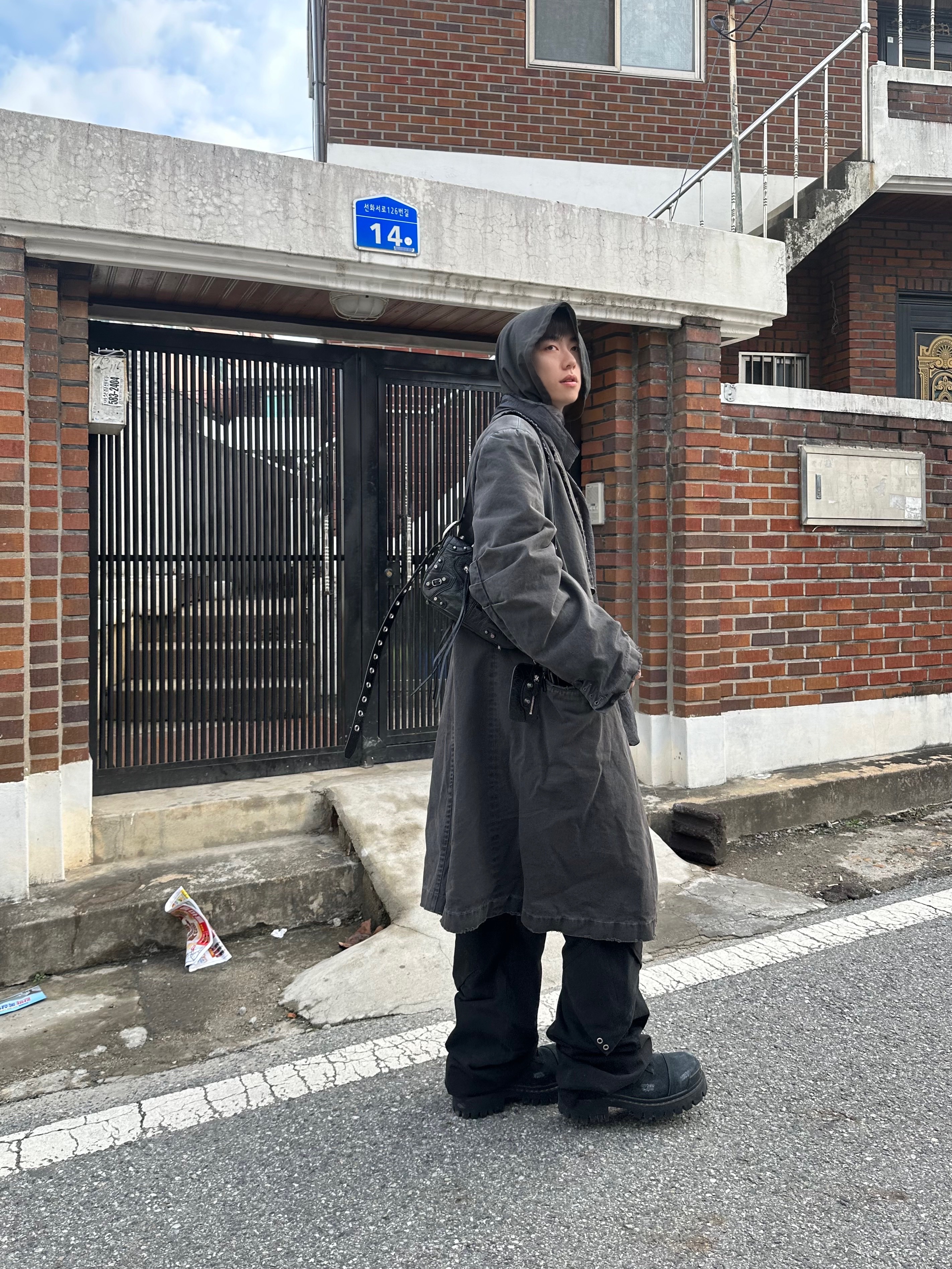 Balenciaga Le Cagole XS Flap Bag in Arena Lambskin Black, Balenciaga Combat Strike 20mm Boots Black 착용 스타일 - 1