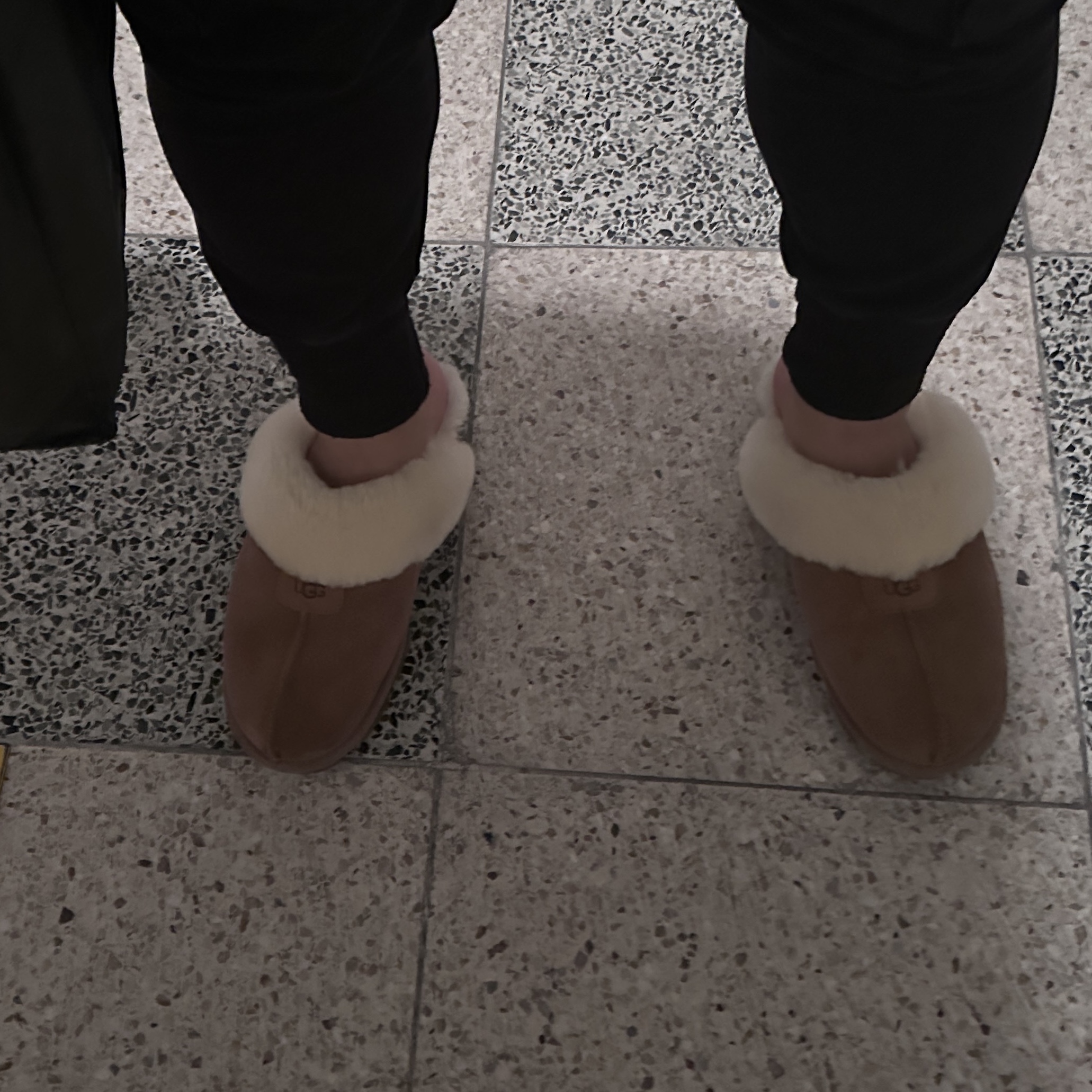 (W) UGG Coquette Slipper Chestnut 착용 스타일