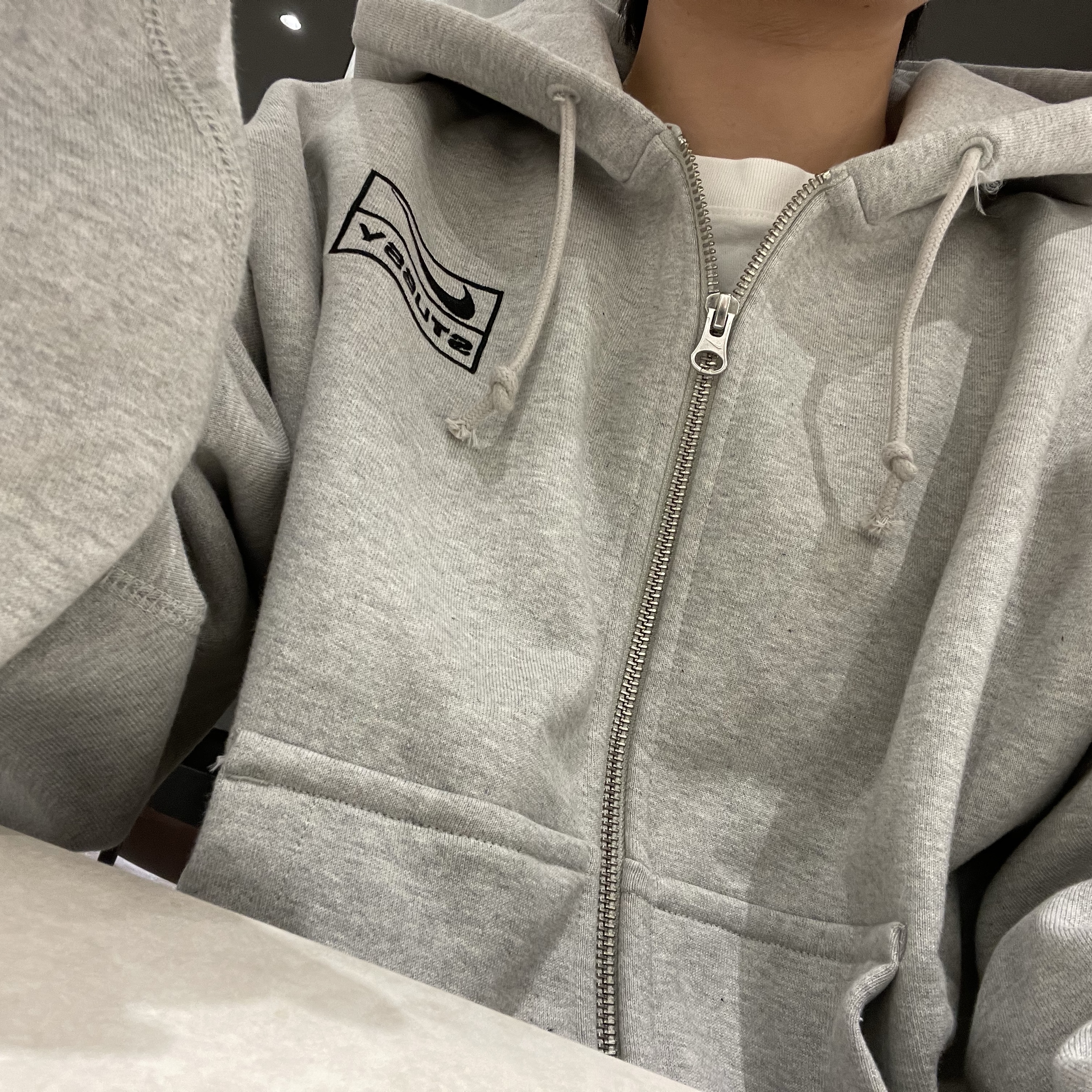 나이키 x 스투시 풀 집 플리스 후드 그레이 헤더 (FJ9181-050) 착용 스타일