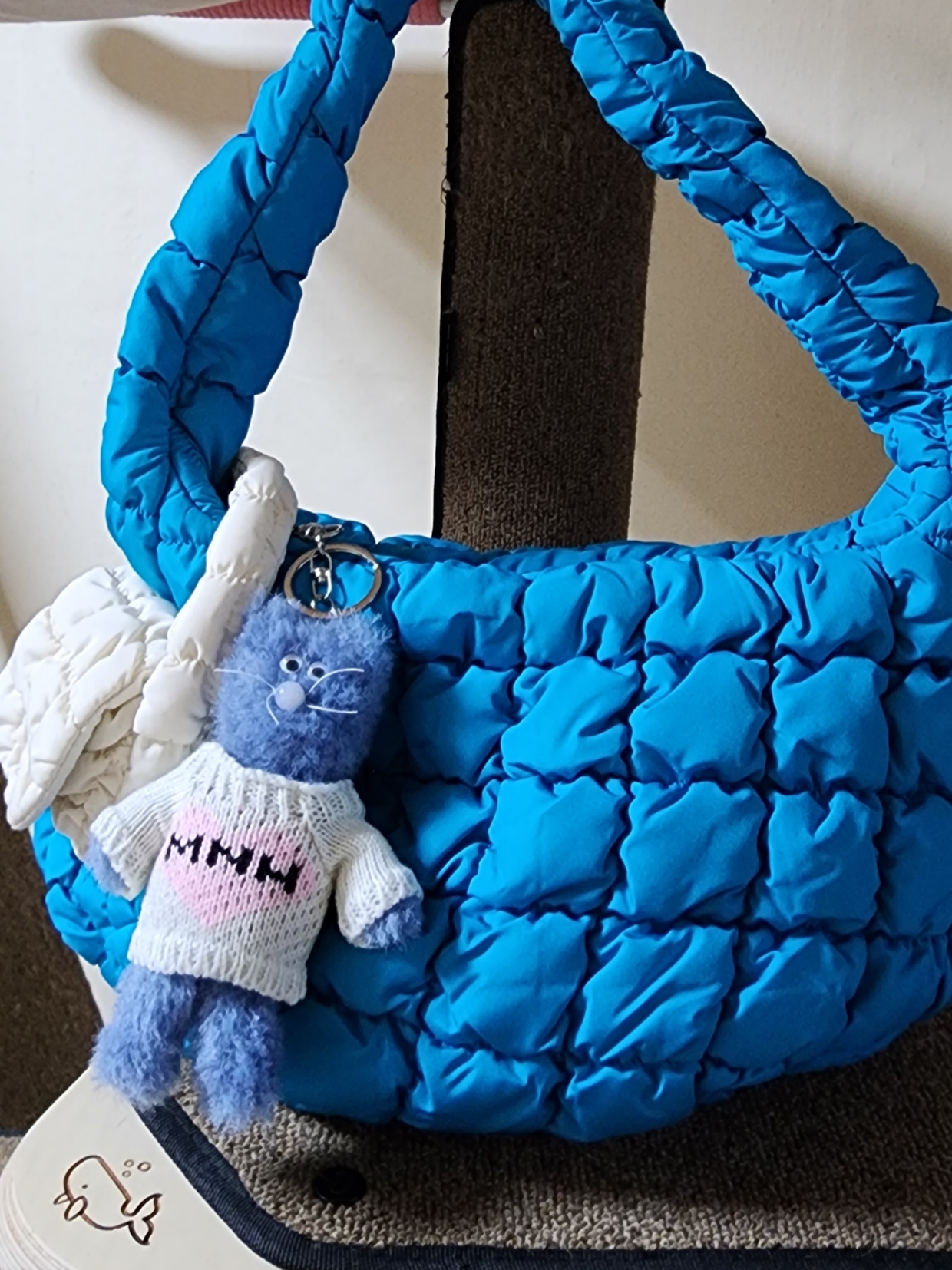 COS Quilted Mini Bag Bright Turquoise, COS Quilted Nano Bag Beige 착용 스타일