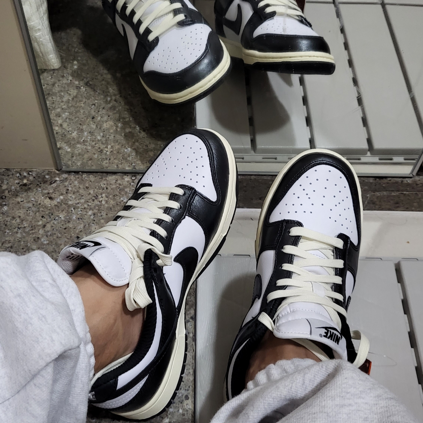 Jordan 1 Retro Low OG University Red, (W) Nike Dunk Low Vintage Black and White 착용 스타일 - 3