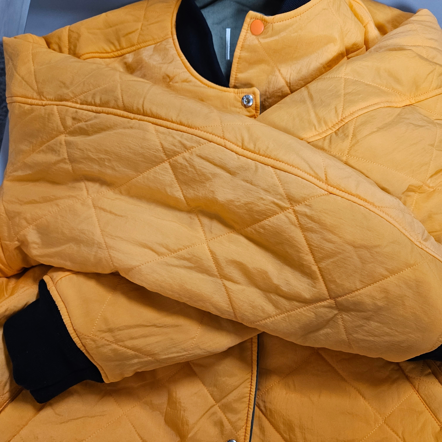Nike x Stussy Reversible Jacket Medium Olive (FJ9153-222) 착용 스타일 - 5