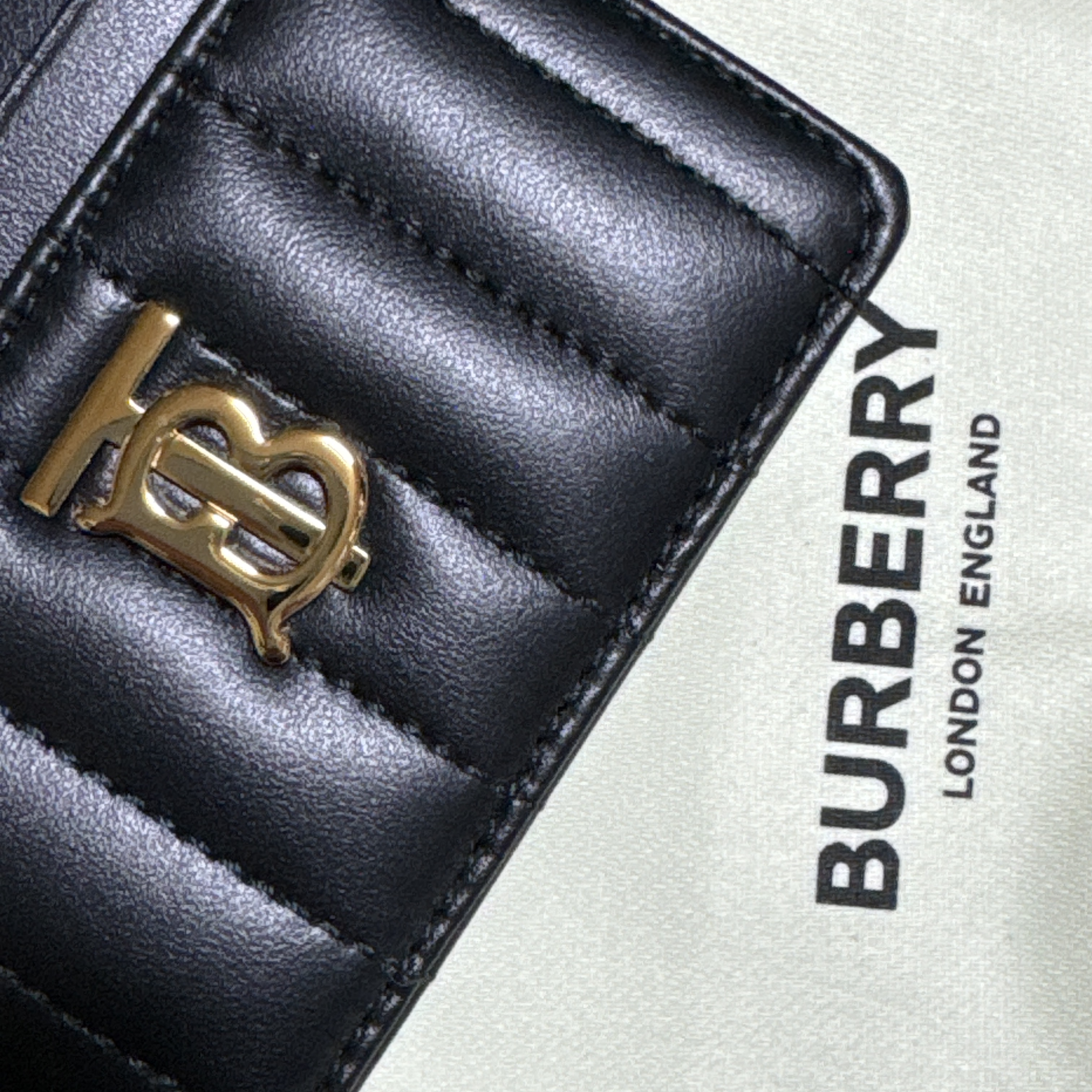 Burberry Quilted Leather Lola Card Case Black Light Gold 착용 스타일