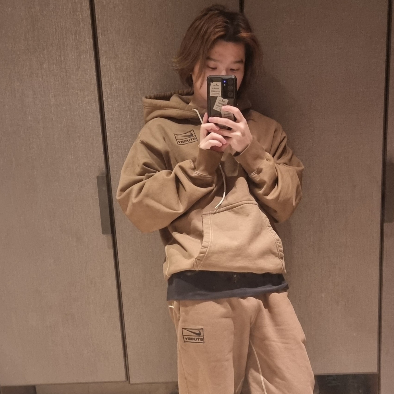 Nike x Stussy Reversible Jacket Medium Olive (FJ9153-222), Nike x Stussy NRG RA Washed Pullover Hoodie Volt (DM1021-702) 착용 스타일 - 5