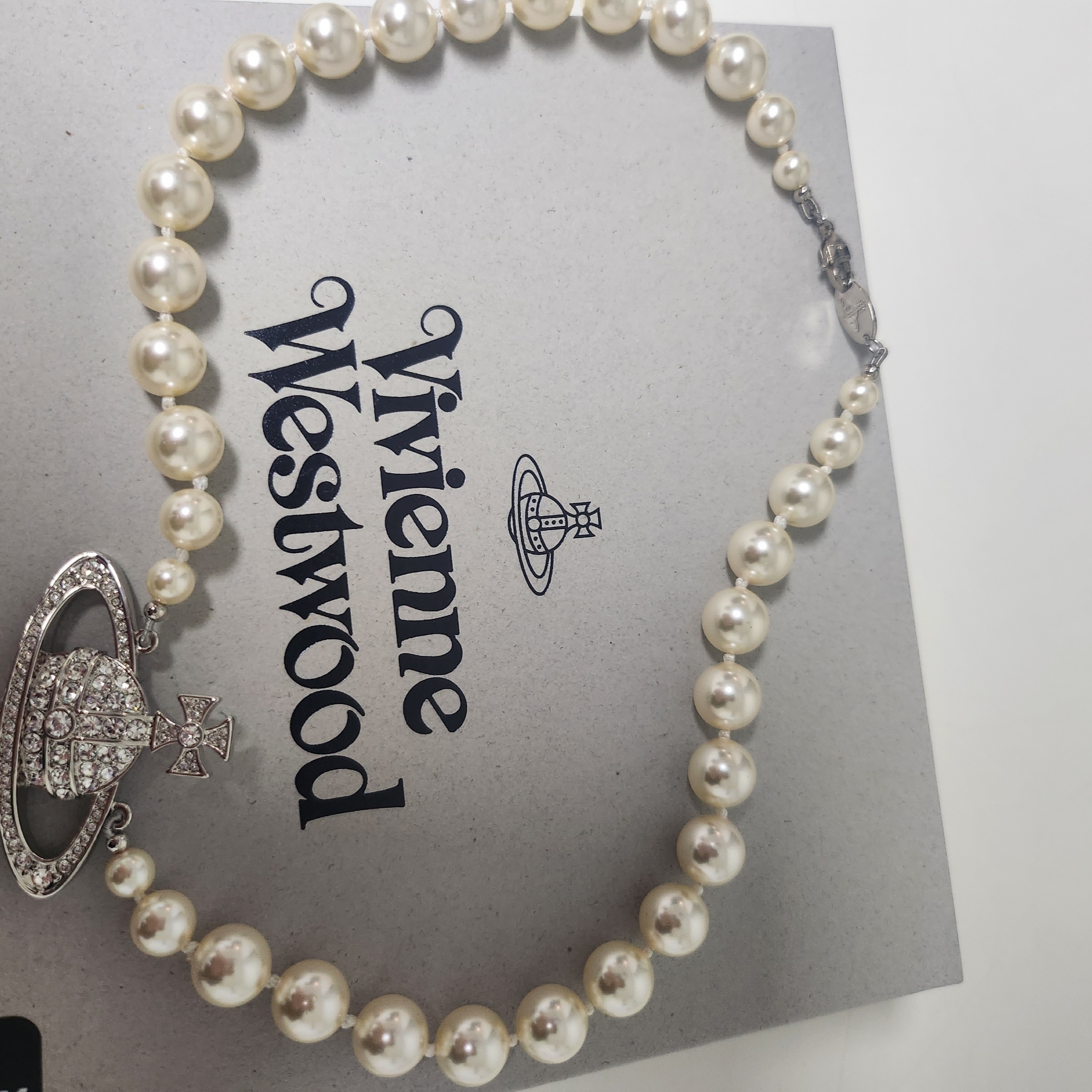 Vivienne Westwood One Row Pearl Bas Relief Choker Silver 착용 스타일