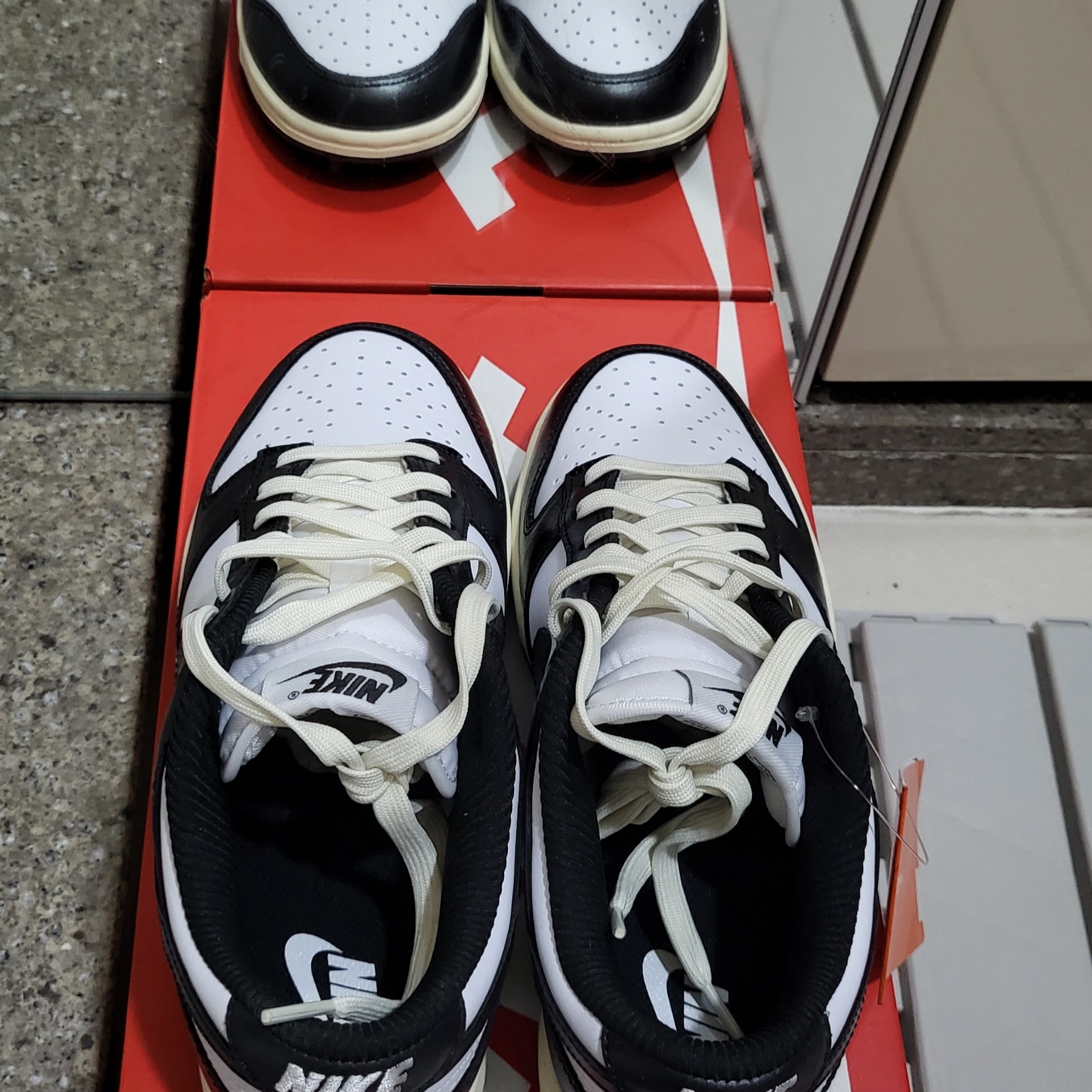 Jordan 1 Retro Low OG University Red, (W) Nike Dunk Low Vintage Black and White 착용 스타일 - 4