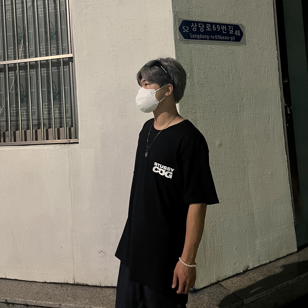 Stussy x CDG Surfman T-Shirt Black, Nike x Sacai VaporWaffle String & Black Villain Red 착용 스타일 - 1