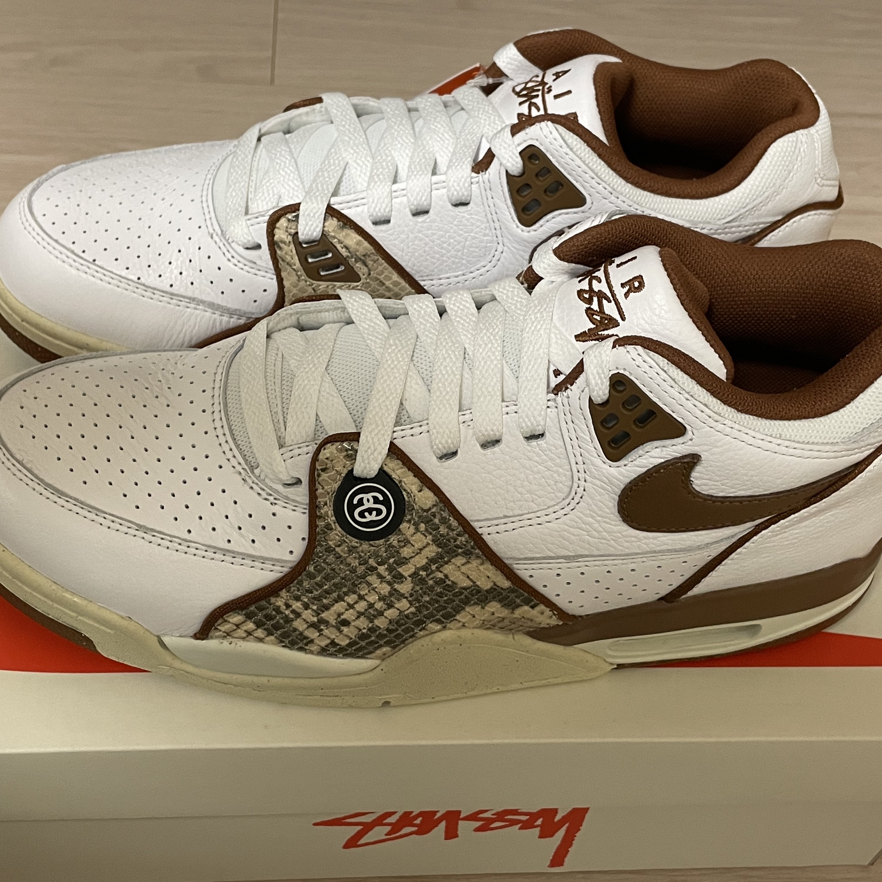 Nike x Stussy Air Flight 89 Low White and Pecan 착용 스타일 - 3