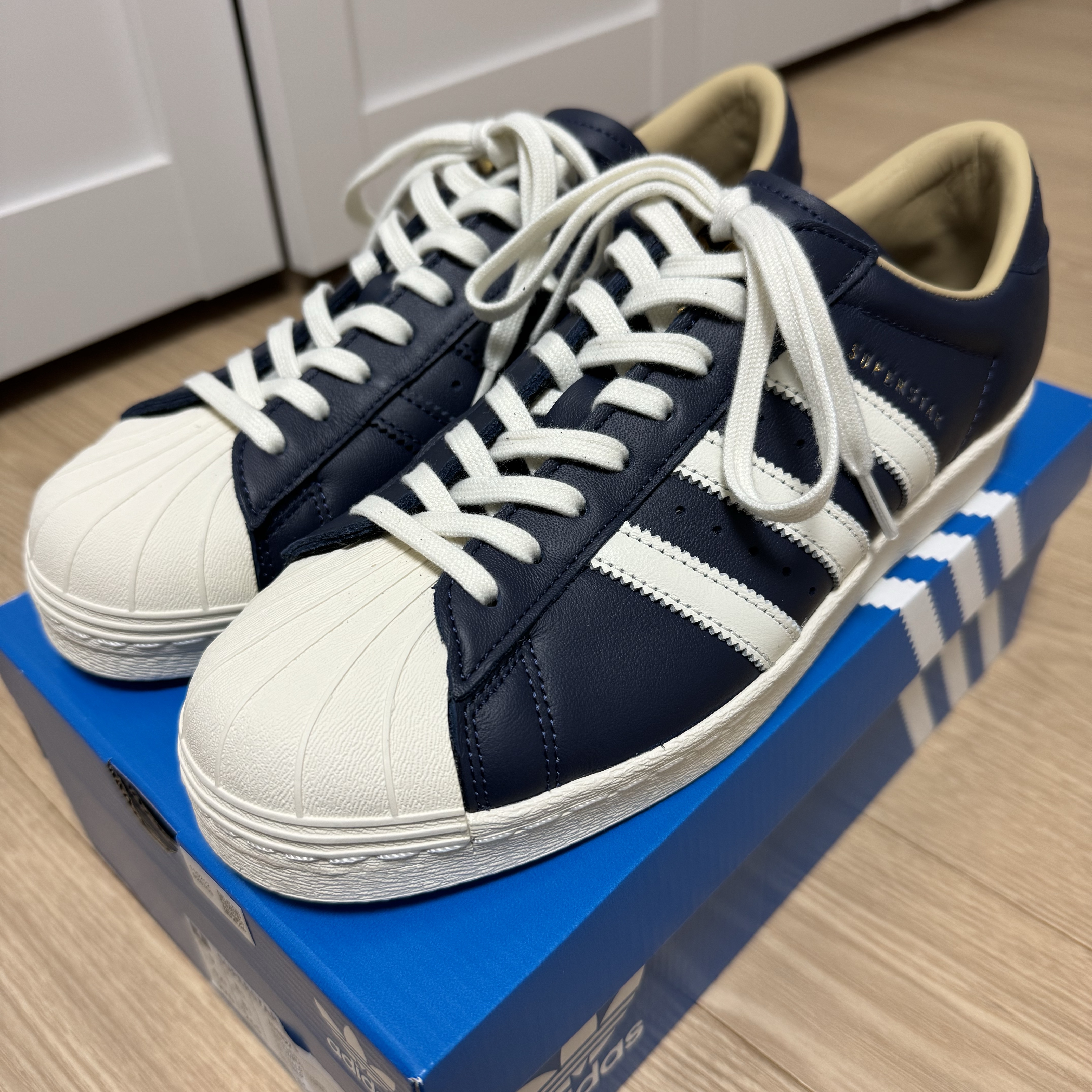 Adidas Superstar 80s Tany Night Indigo Off White, Stussy Basic Stussy Hoodie Navy 2023 착용 스타일 - 3