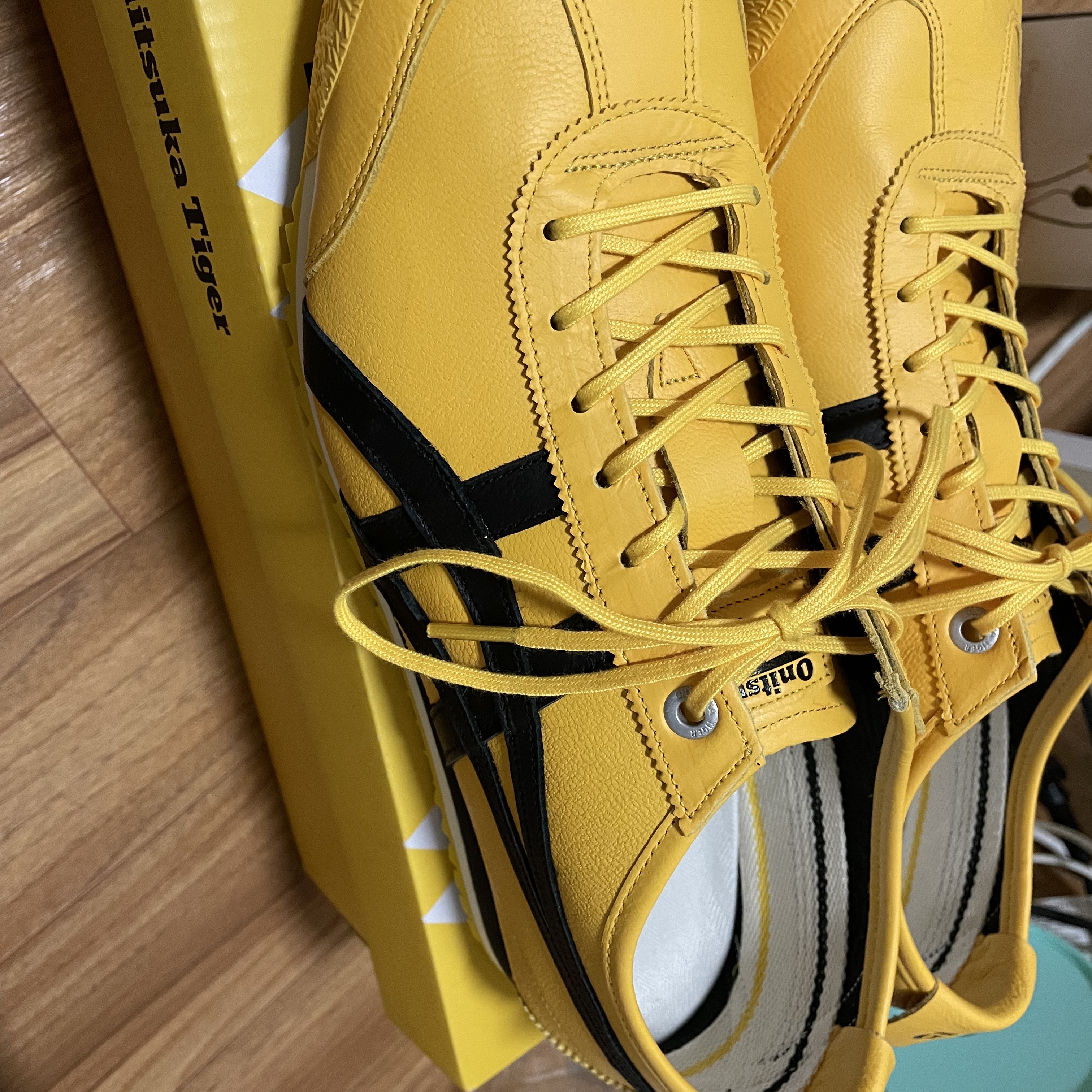 Onitsuka Tiger Mexico 66 SD Yellow Black 착용 스타일