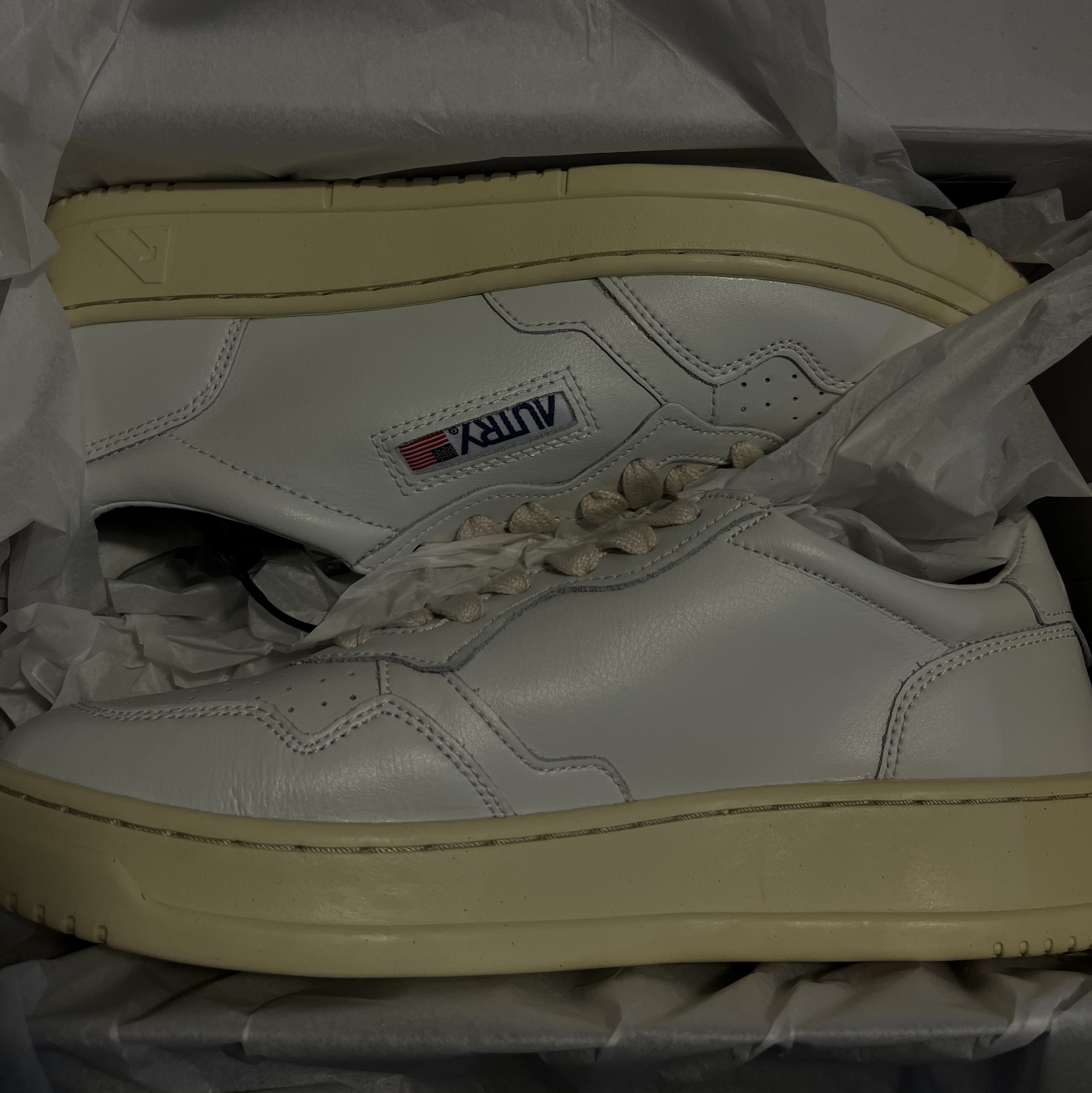 Autry Medalist Low Leather Sneakers White 착용 스타일 - 1