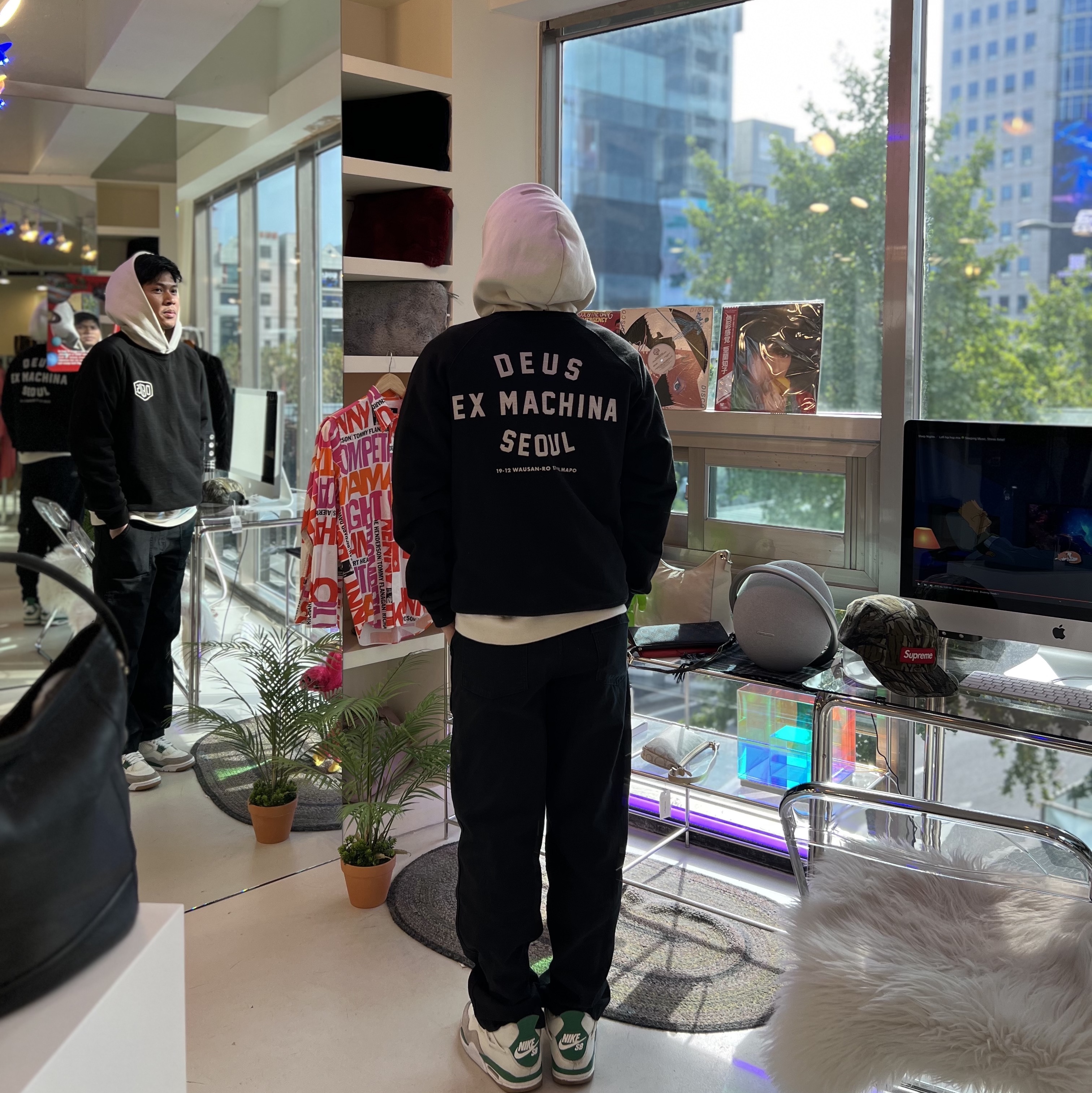 Deus Ex Machina Seoul College Long Sleeve T-Shirt Black, Jordan 4 x Nike SB Retro SP Pine Green 착용 스타일