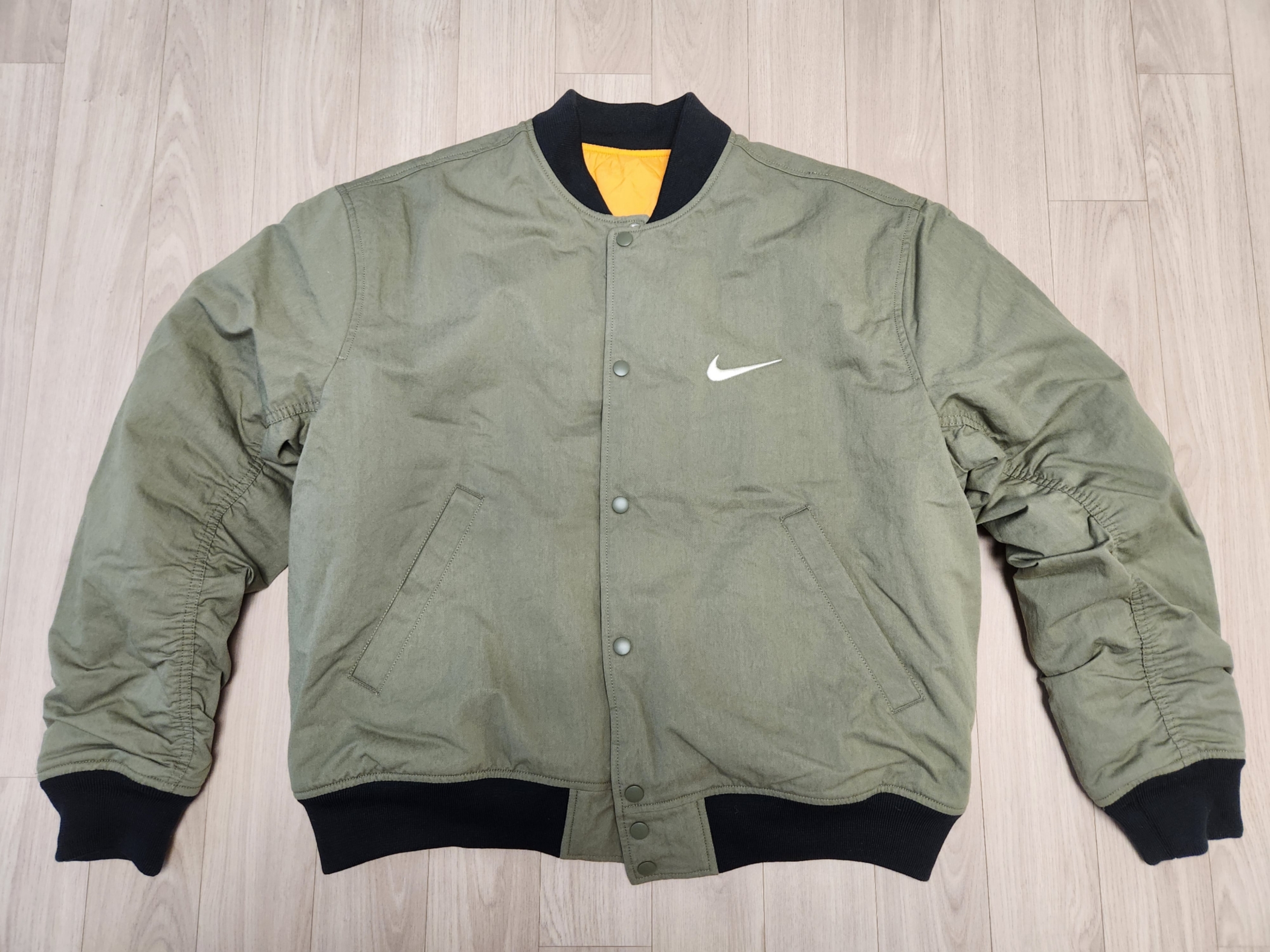 Nike x Stussy Reversible Jacket Medium Olive (FJ9153-222) 착용 스타일 - 3
