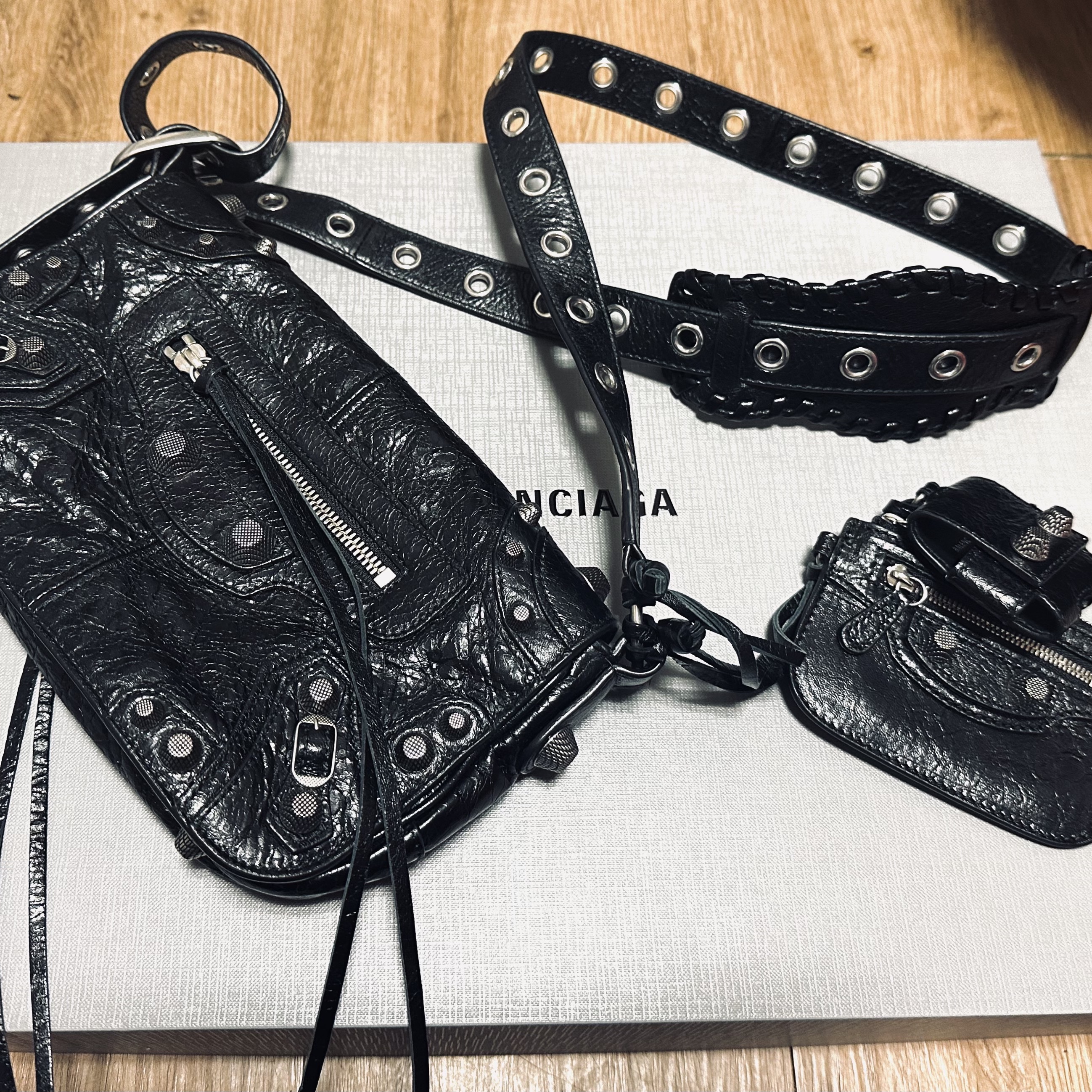 Balenciaga Arena Lambskin Aged Silver Hardware Le Cagole XS Flap Bag Black 착용 스타일