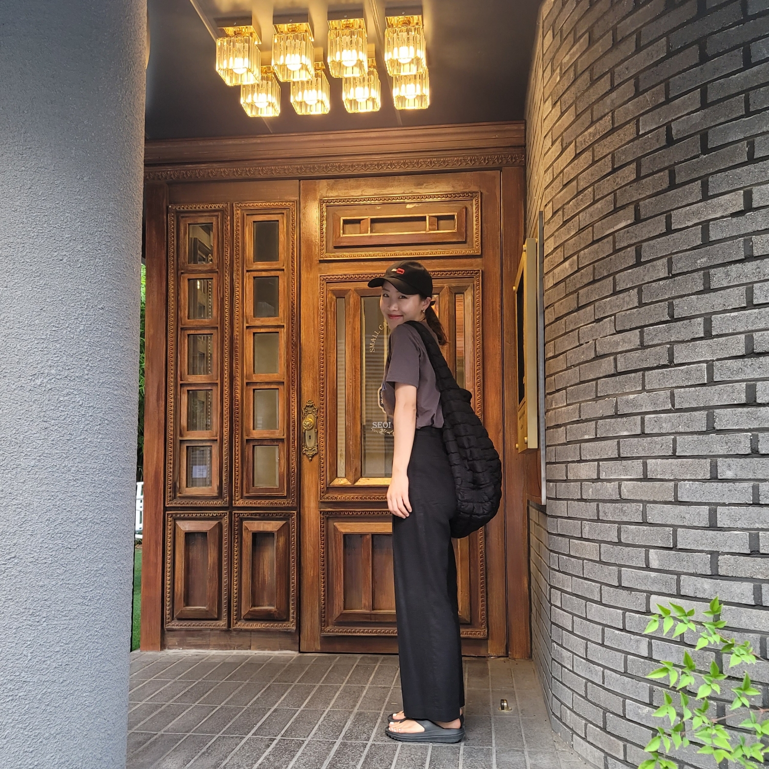 COS Quilted Oversized Shoulder Bag Black 착용 스타일 - 1