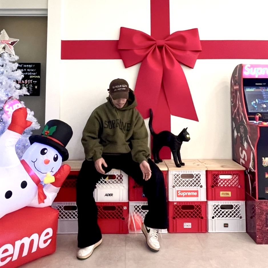 The Museum Visitor Corduroy Ball Cap Brown, Supreme Varsity Hooded Sweatshirt Dark Olive - 23FW 착용 스타일 - 2