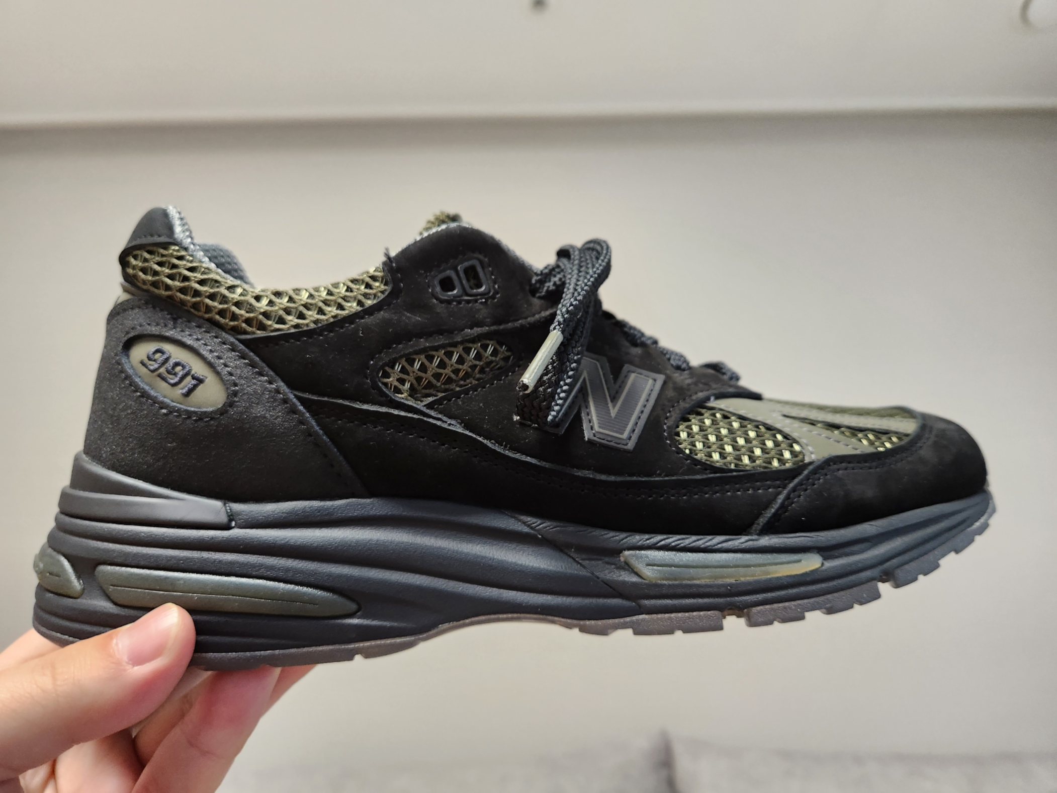 New Balance x Stone Island 991v2 Made in UK Black Olive Night 착용 스타일 - 1