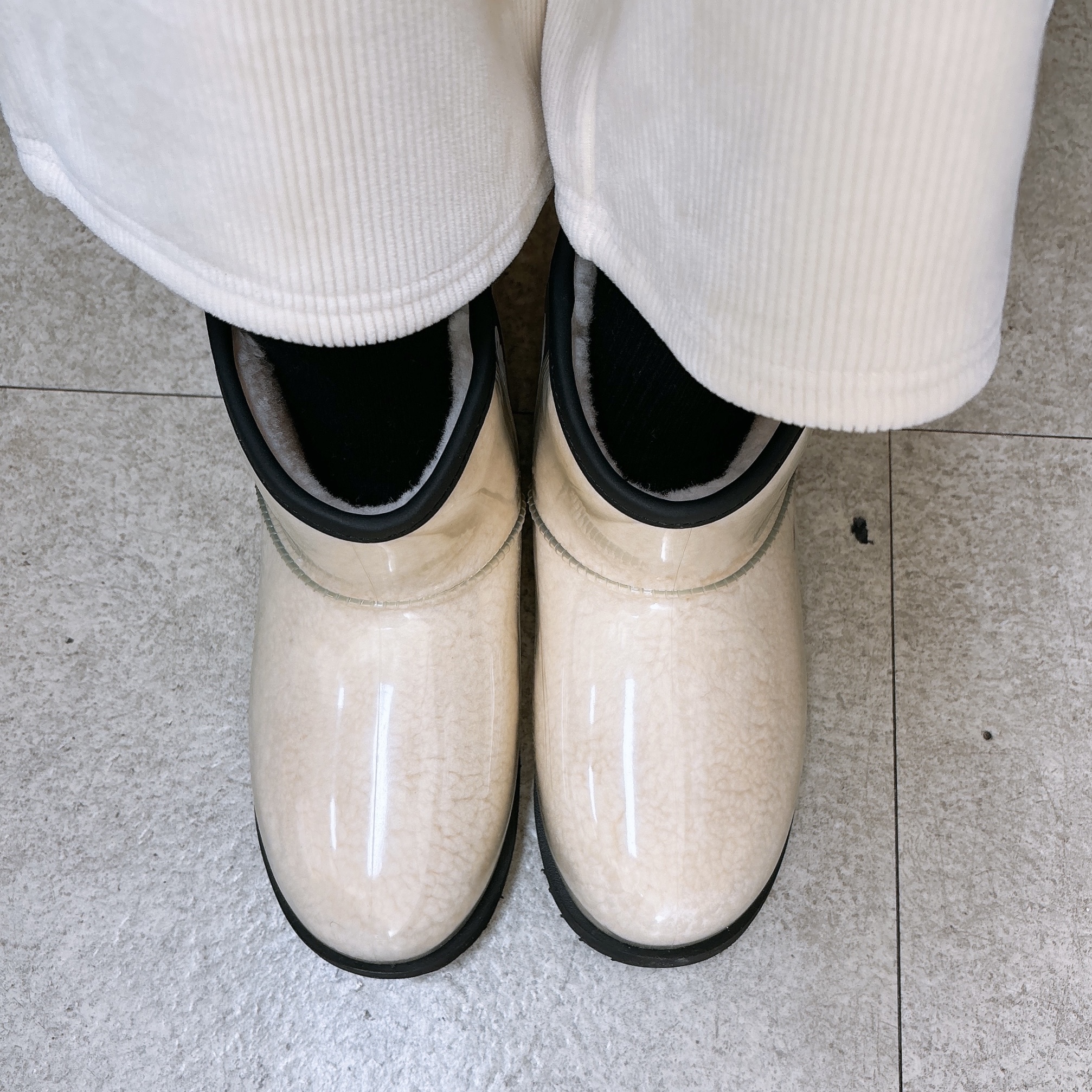 (Kids) UGG Classic Clear Mini II Natural Black 착용 스타일 - 2