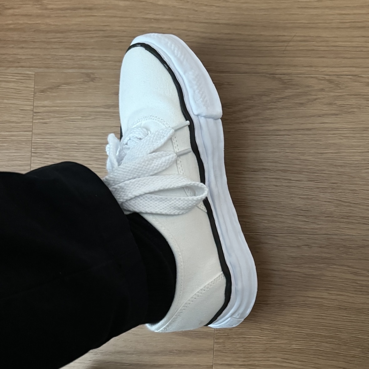Maison Mihara Yasuhiro Baker OG Sole Canvas Low Cut Sneakers White 착용 스타일