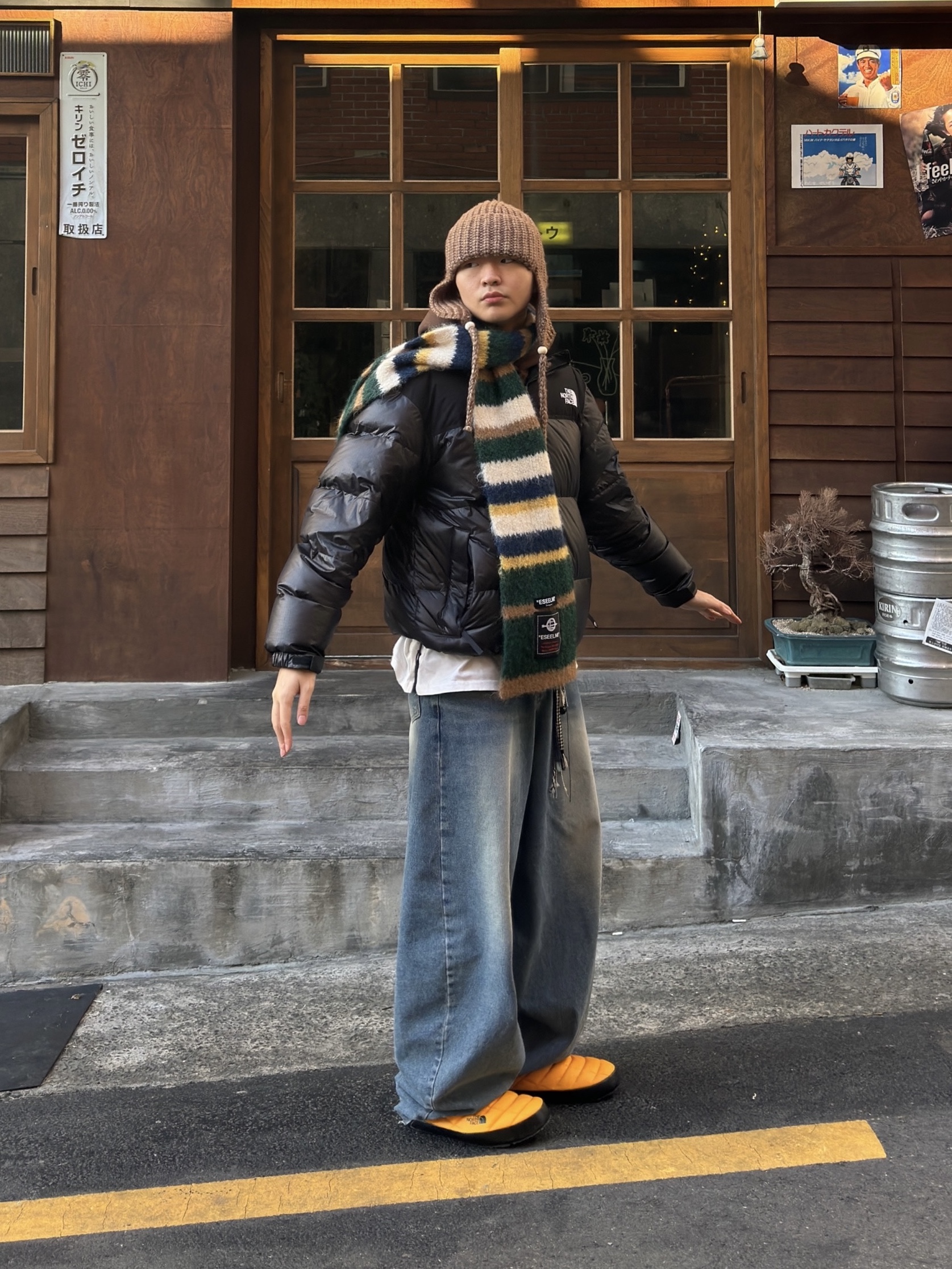 The North Face Thermoball Traction Mule V Summit Gold 착용 스타일 - 4