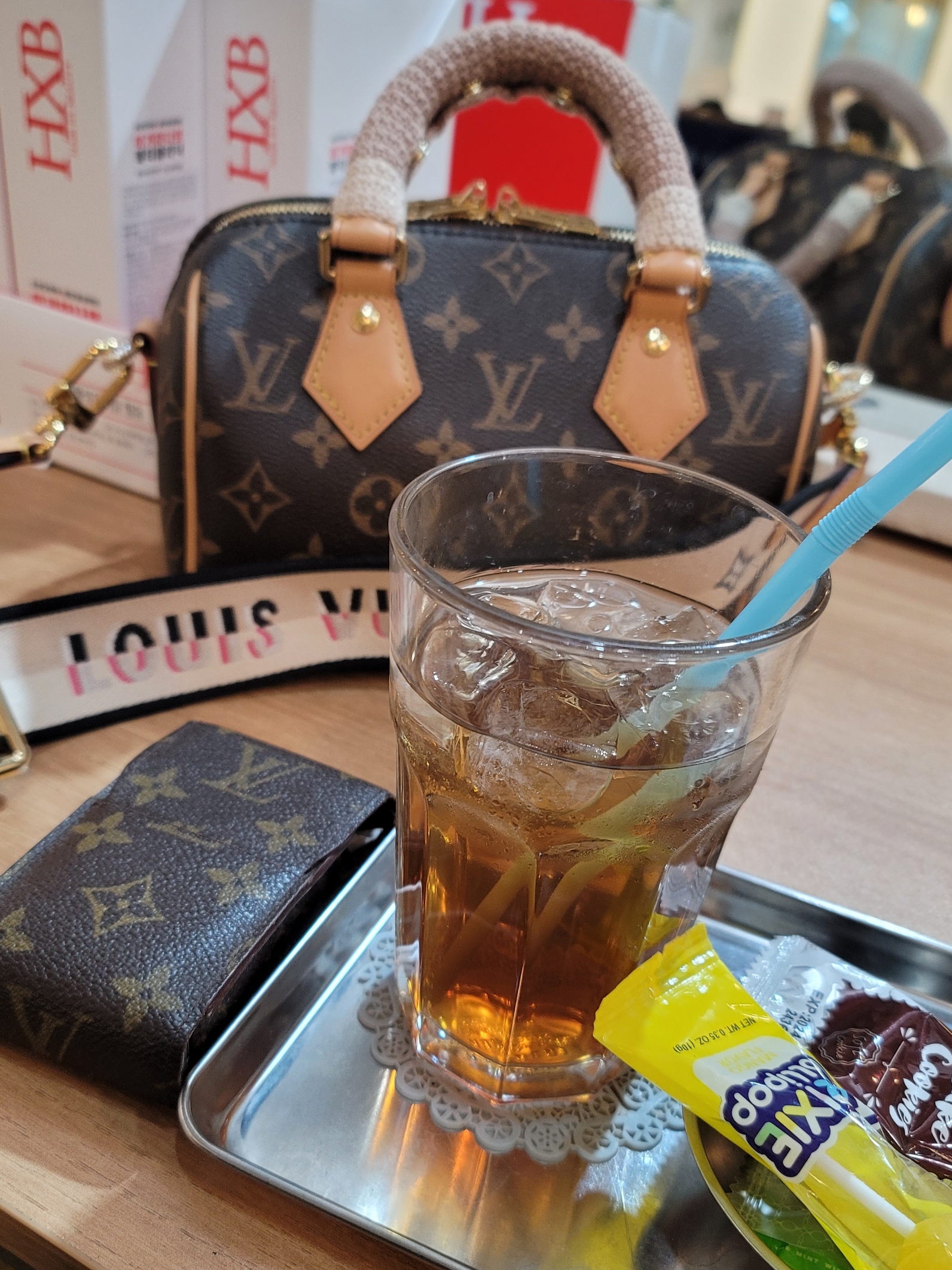Louis Vuitton Speedy Bandouliere 20 Monogram Black, Nike Big Swoosh Full Zip Jacket Hemp White 착용 스타일 - 2