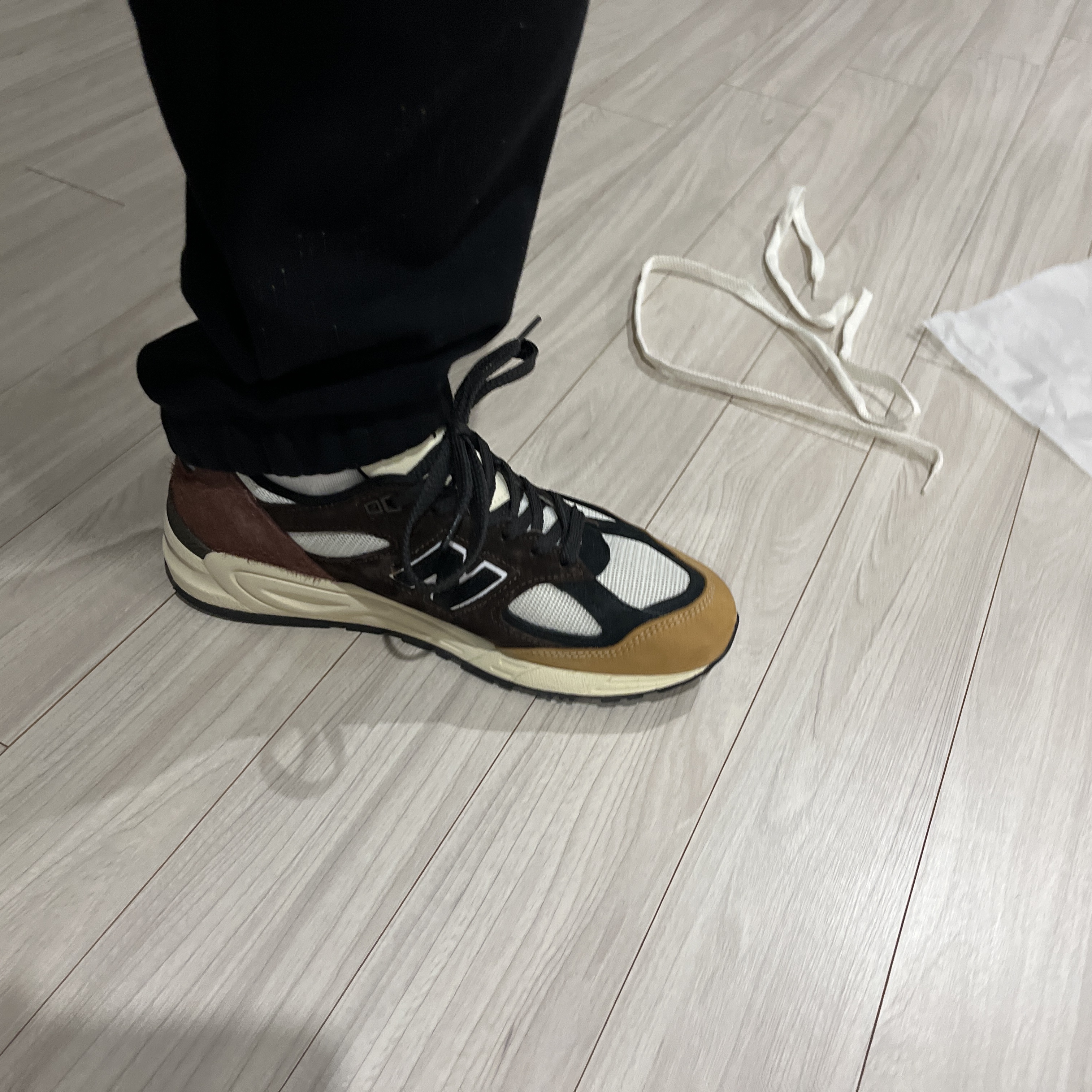 New Balance 990v2 Made in USA Brown Beige 착용 스타일 - 1