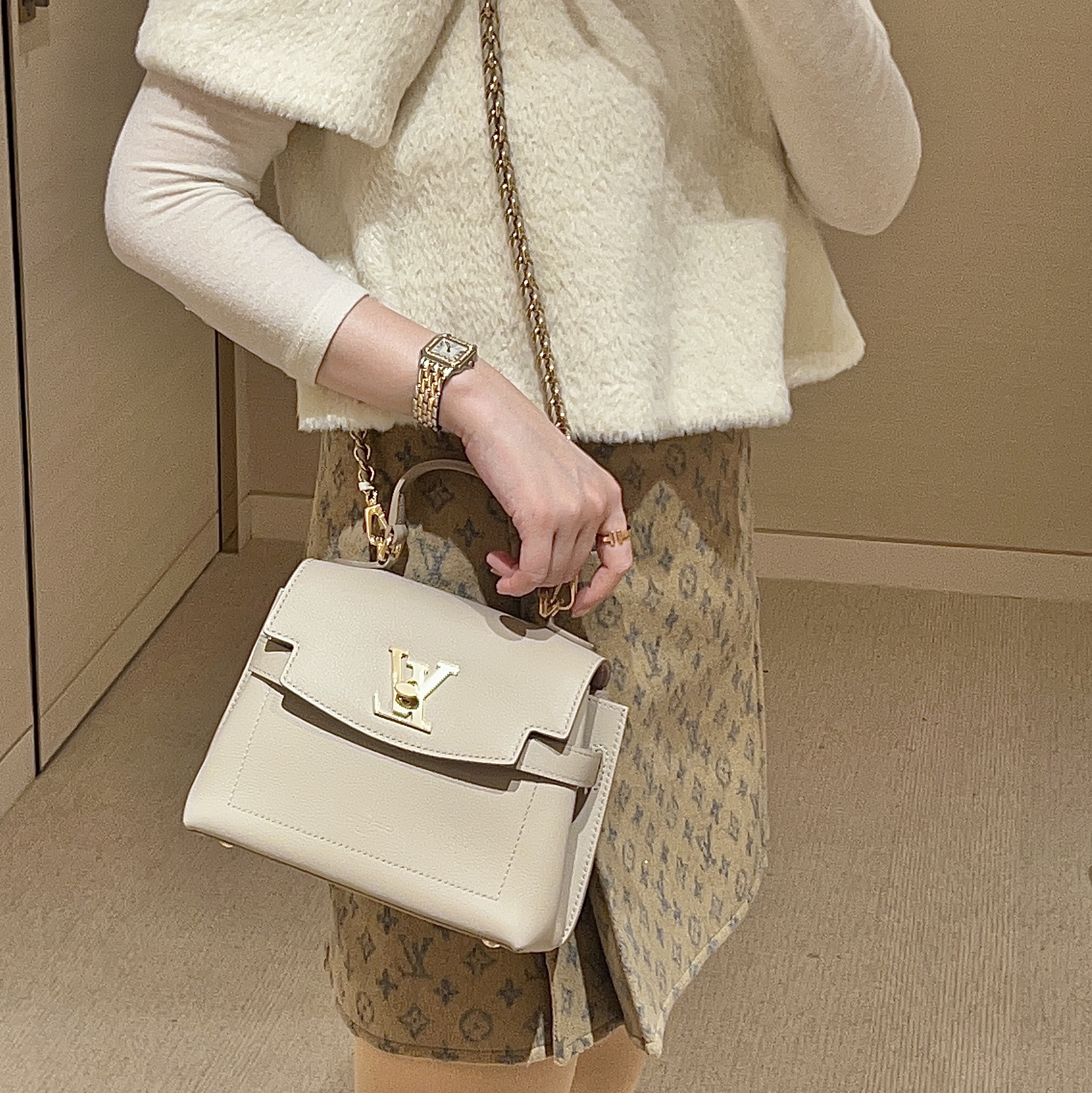 Louis Vuitton Lockme Ever Mini Greige 착용 스타일 - 1