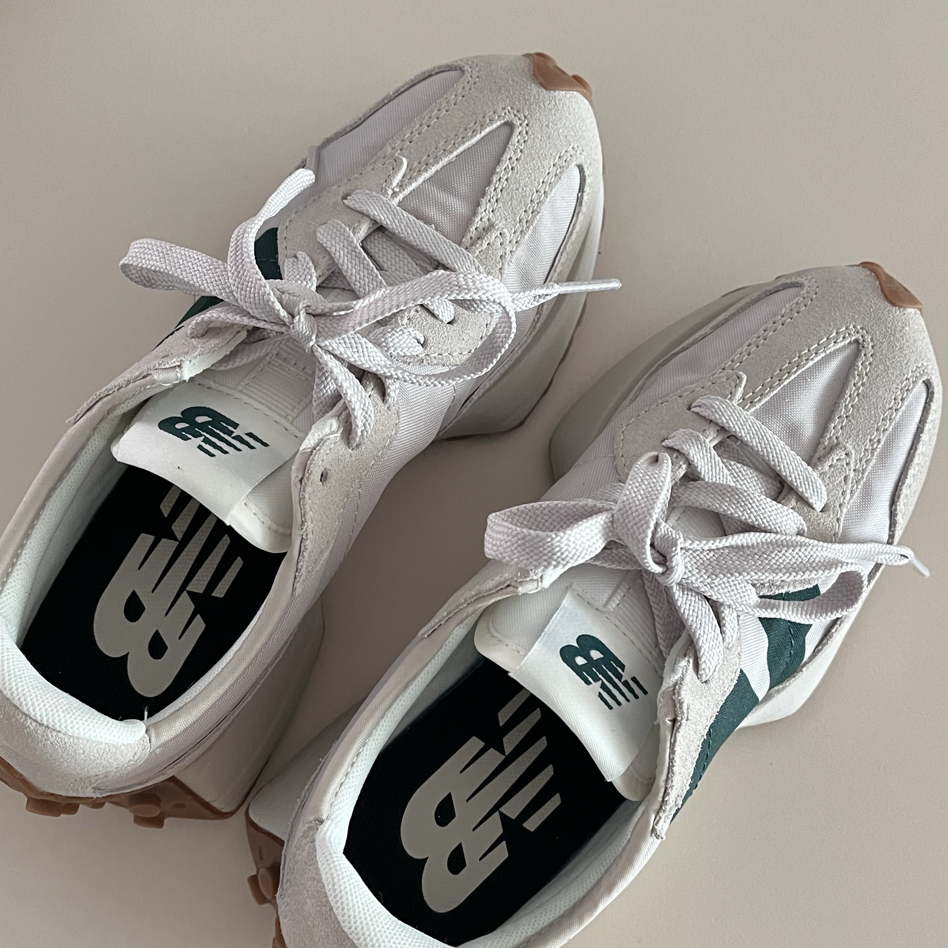 New Balance 327 Timberwolf 착용 스타일