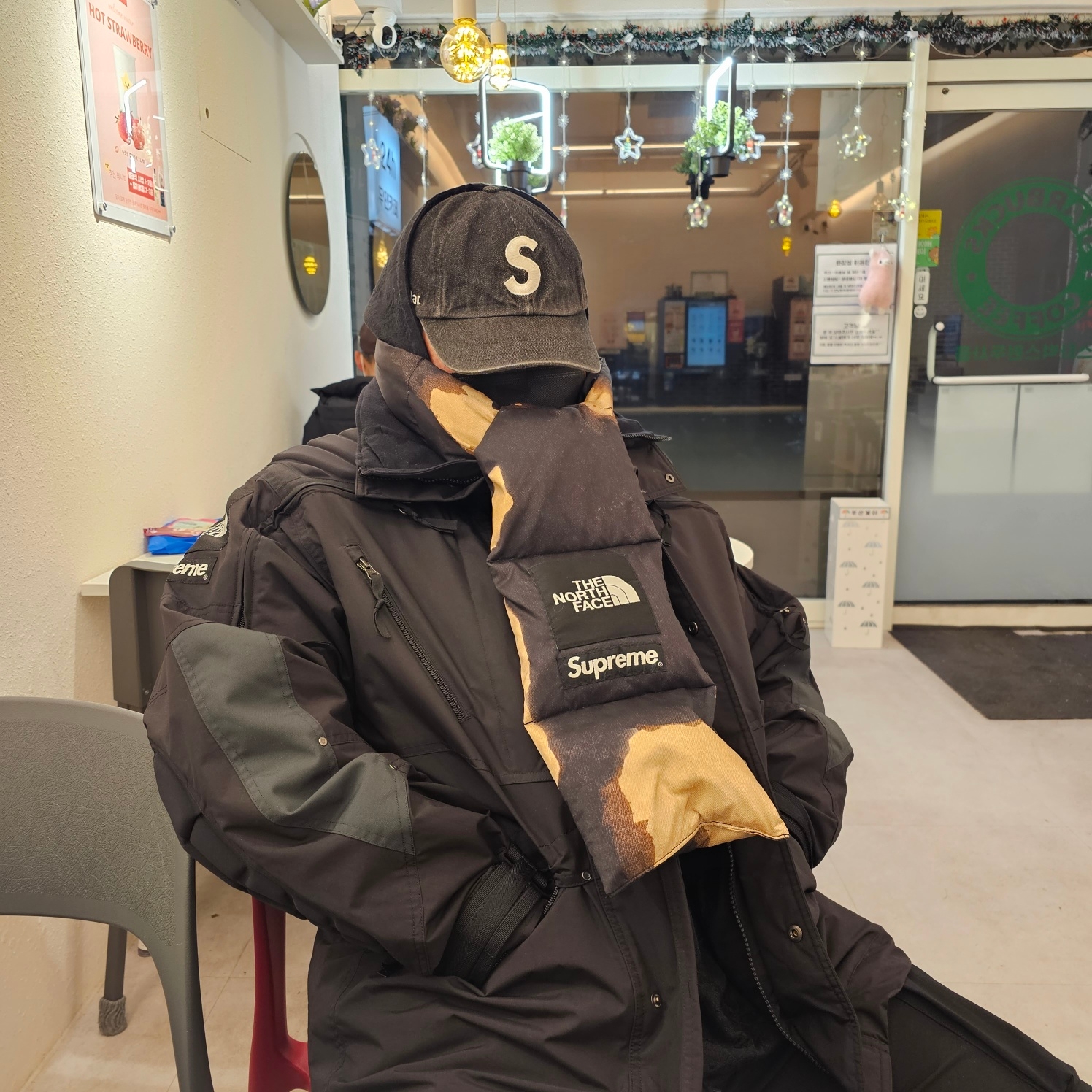 Supreme Floral Tapestry Anorak Black - 21SS, Supreme Kevlar Denim S Logo 6-Panel Black - 22SS 착용 스타일 - 1