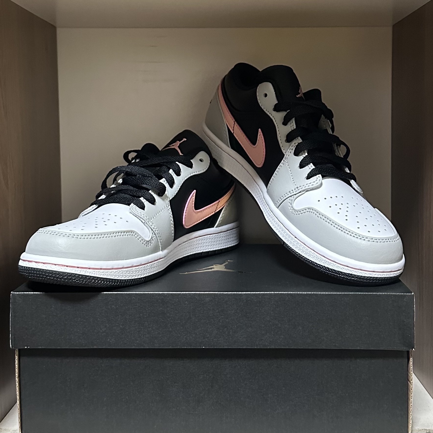 Jordan 1 Low Grey Fog Black Bleached Coral 착용 스타일